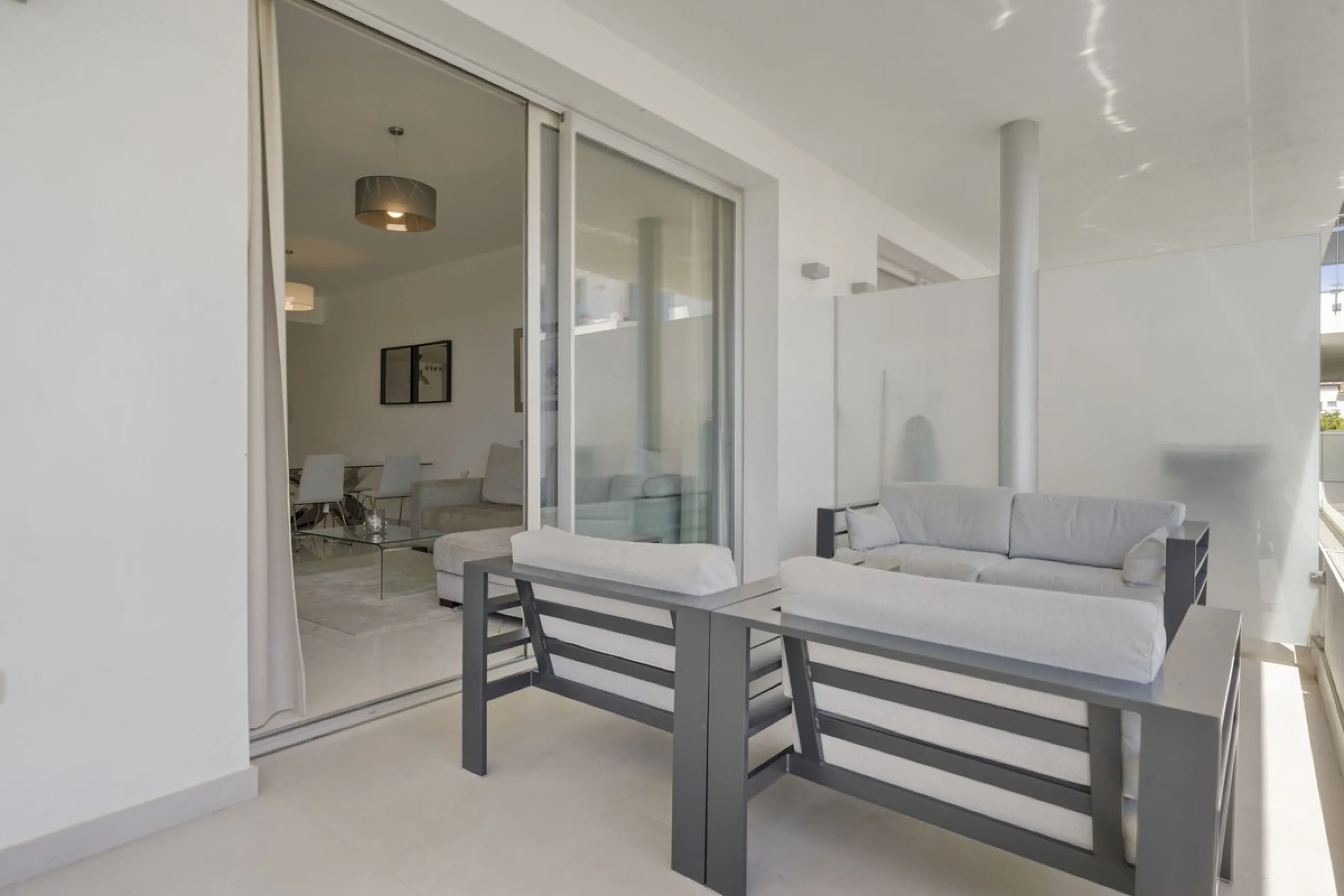 Modern apartment located in an excellent spot on the New Golden Mile, just few steps from all the services. With modern amenities, stylish finishes, and plenty of space, this apartment is perfect for families or as a base on the Costa del Sol.