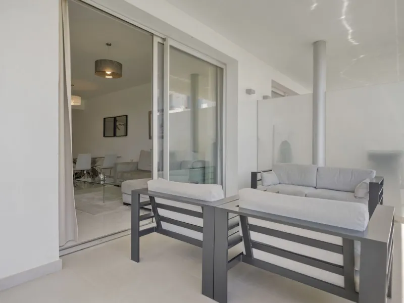 Modern apartment located in an excellent spot on the New Golden Mile, just few steps from all the services. With modern amenities, stylish finishes, and plenty of space, this apartment is perfect for families or as a base on the Costa del Sol.