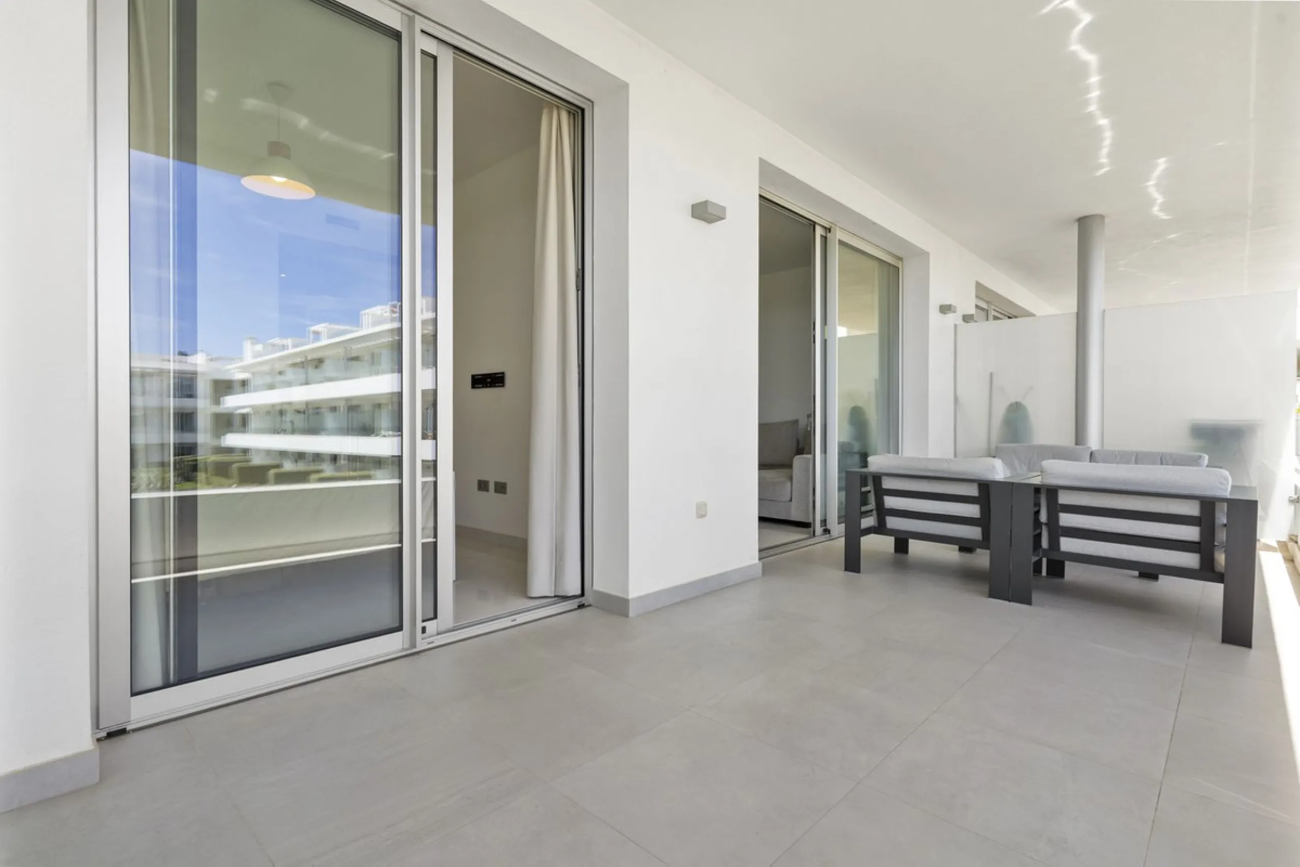 Modern apartment located in an excellent spot on the New Golden Mile, just few steps from all the services. With modern amenities, stylish finishes, and plenty of space, this apartment is perfect for families or as a base on the Costa del Sol.