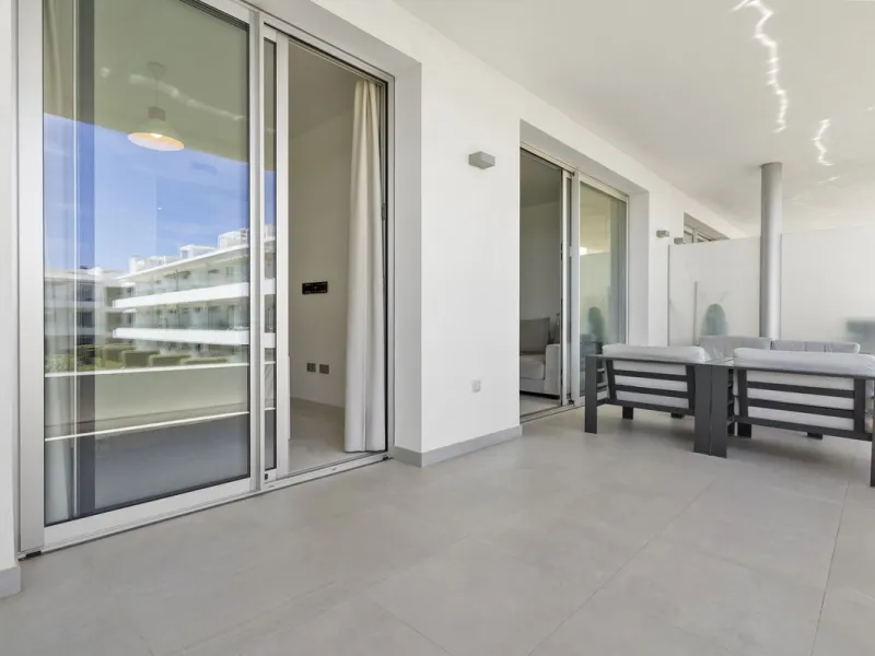 Modern apartment located in an excellent spot on the New Golden Mile, just few steps from all the services. With modern amenities, stylish finishes, and plenty of space, this apartment is perfect for families or as a base on the Costa del Sol.