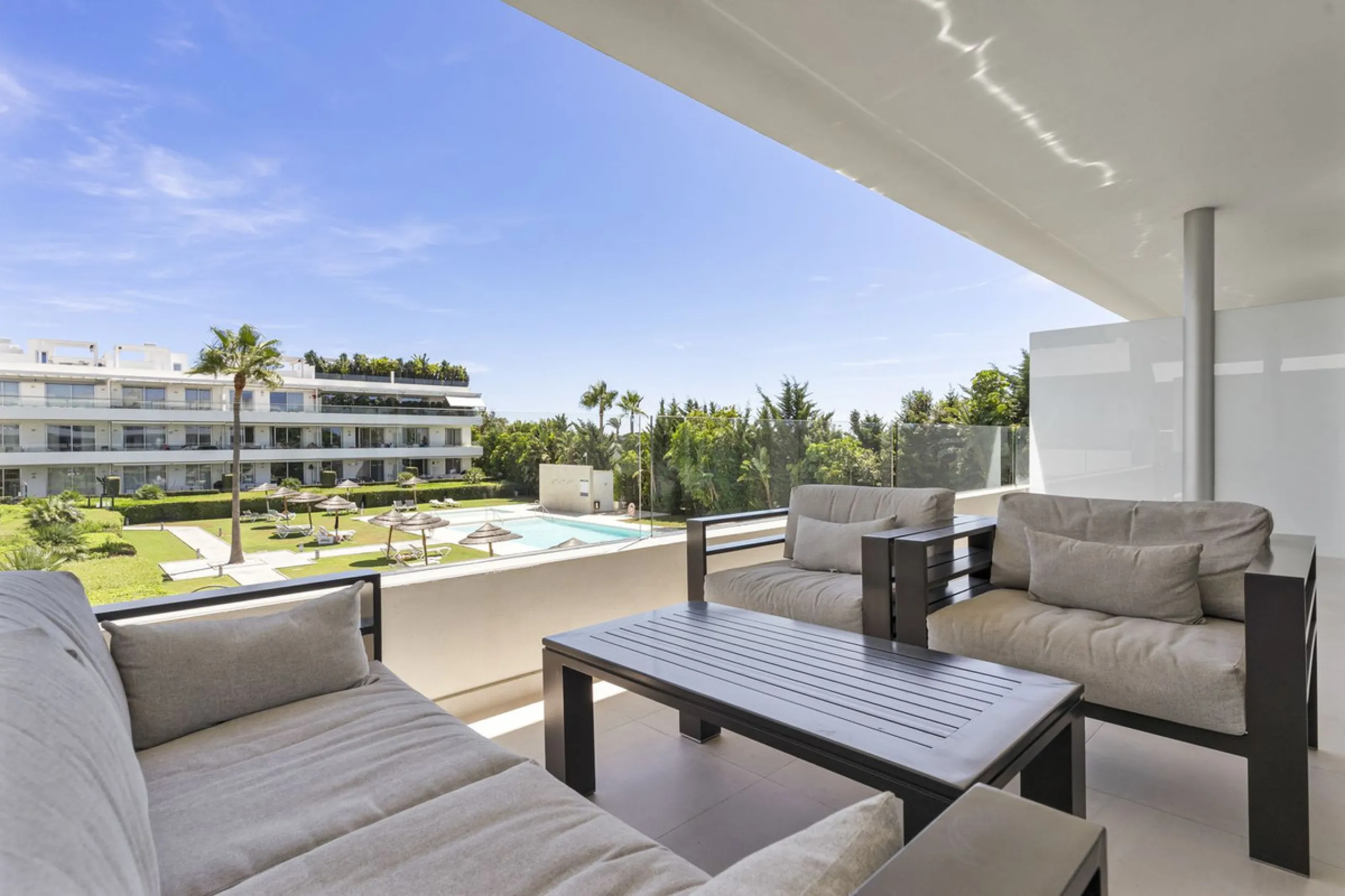 Modern apartment located in an excellent spot on the New Golden Mile, just few steps from all the services. With modern amenities, stylish finishes, and plenty of space, this apartment is perfect for families or as a base on the Costa del Sol.