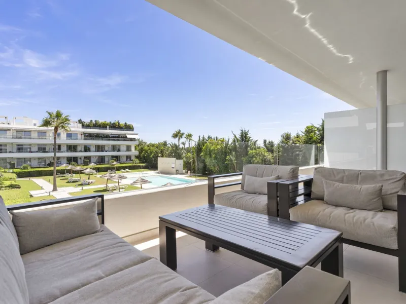 Modern apartment located in an excellent spot on the New Golden Mile, just few steps from all the services. With modern amenities, stylish finishes, and plenty of space, this apartment is perfect for families or as a base on the Costa del Sol.