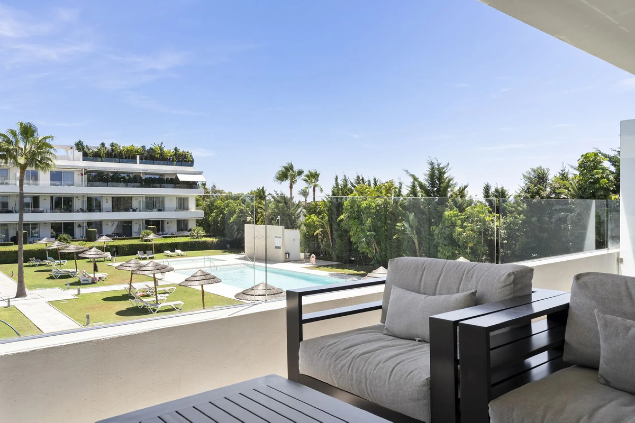 Modern apartment located in an excellent spot on the New Golden Mile, just few steps from all the services. With modern amenities, stylish finishes, and plenty of space, this apartment is perfect for families or as a base on the Costa del Sol.