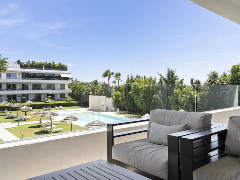 Modern apartment located in an excellent spot on the New Golden Mile, just few steps from all the services. With modern amenities, stylish finishes, and plenty of space, this apartment is perfect for families or as a base on the Costa del Sol.