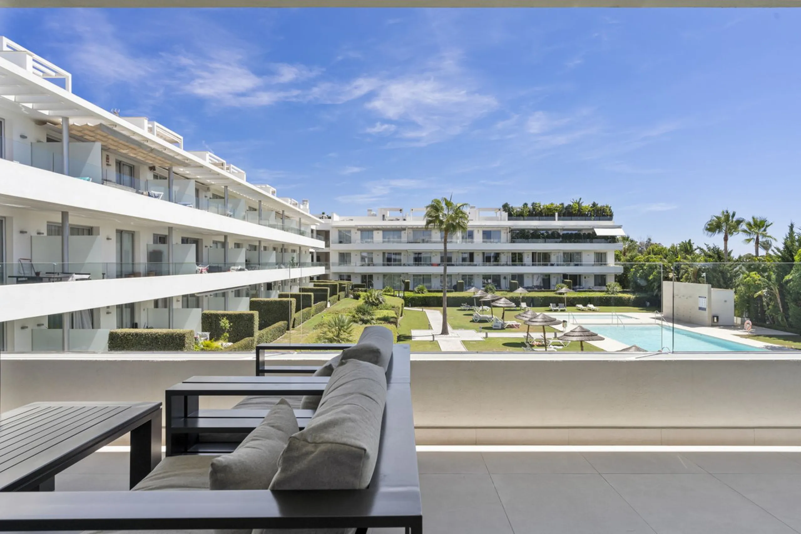 Modern apartment located in an excellent spot on the New Golden Mile, just few steps from all the services. With modern amenities, stylish finishes, and plenty of space, this apartment is perfect for families or as a base on the Costa del Sol.