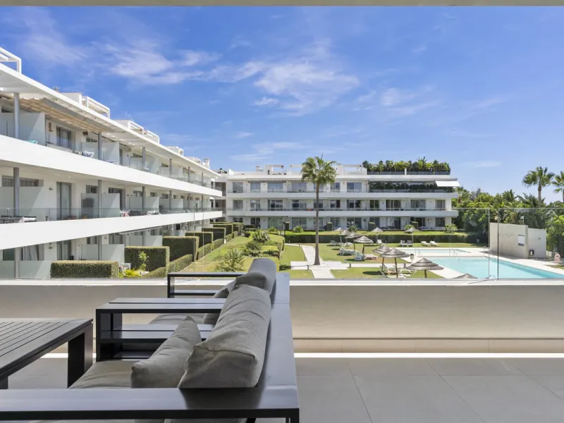 Modern apartment located in an excellent spot on the New Golden Mile, just few steps from all the services. With modern amenities, stylish finishes, and plenty of space, this apartment is perfect for families or as a base on the Costa del Sol.
