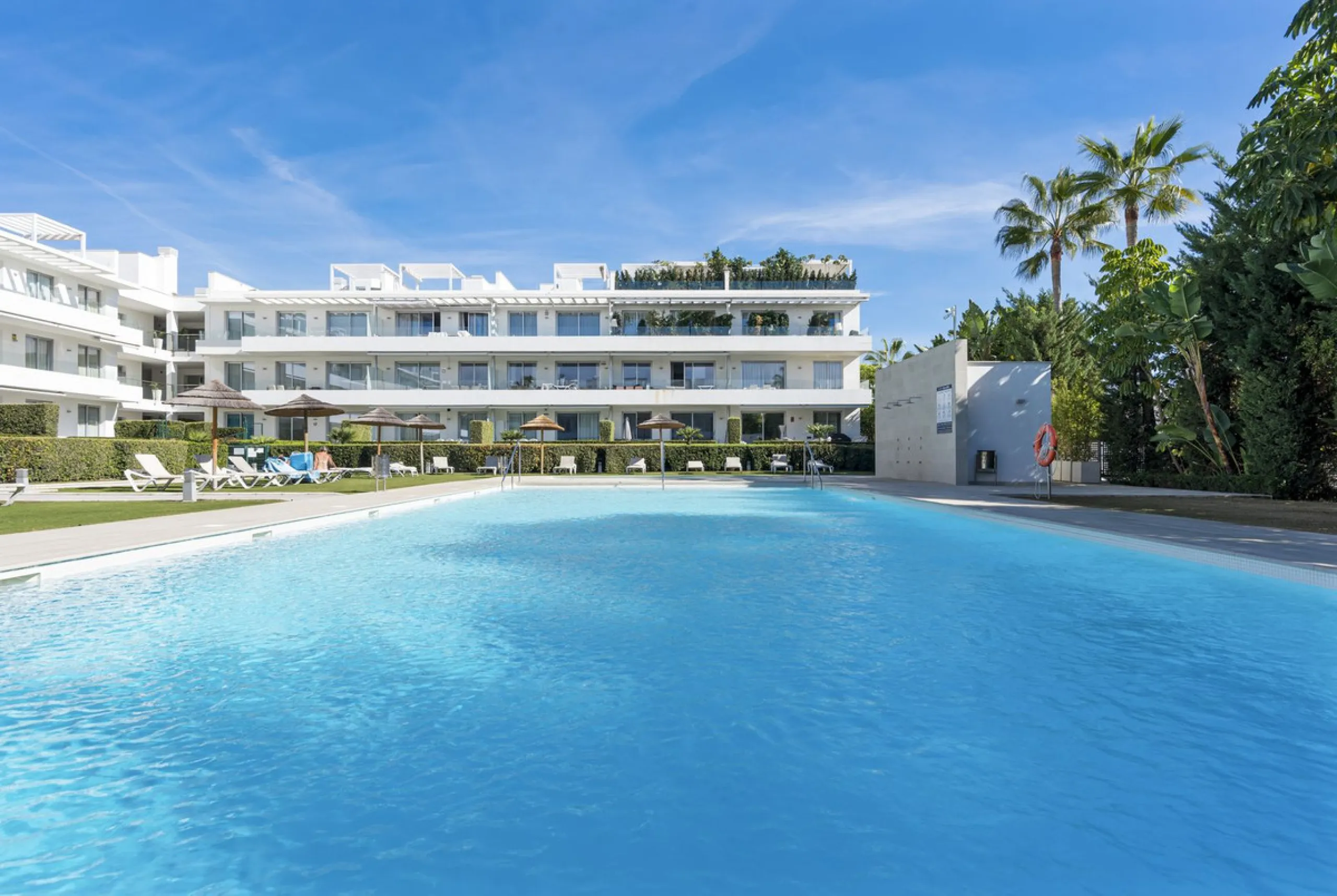 Modern apartment located in an excellent spot on the New Golden Mile, just few steps from all the services. With modern amenities, stylish finishes, and plenty of space, this apartment is perfect for families or as a base on the Costa del Sol.