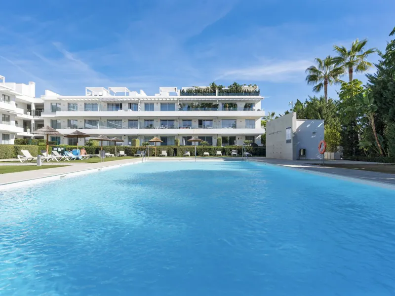 Modern apartment located in an excellent spot on the New Golden Mile, just few steps from all the services. With modern amenities, stylish finishes, and plenty of space, this apartment is perfect for families or as a base on the Costa del Sol.