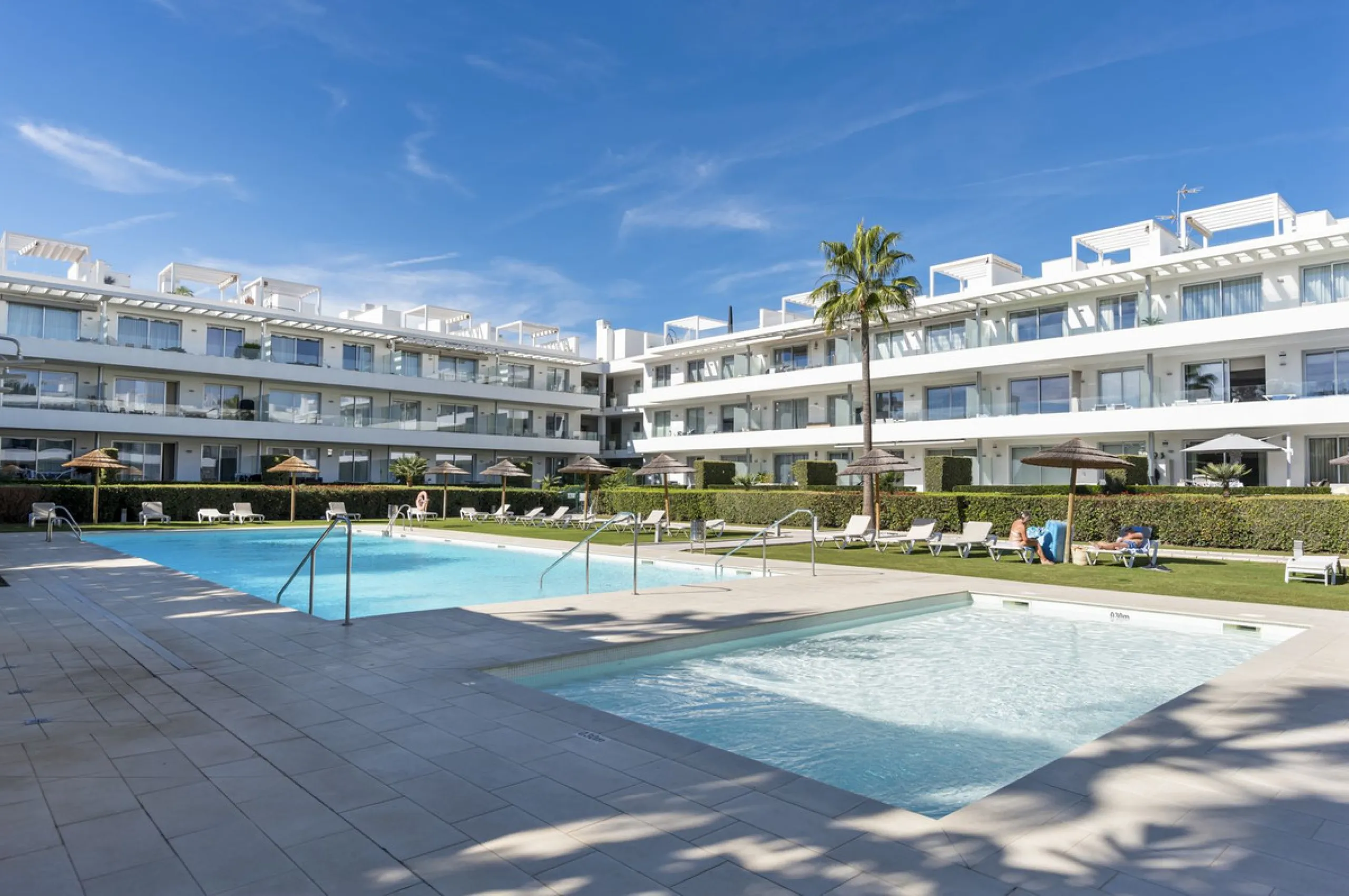 Modern apartment located in an excellent spot on the New Golden Mile, just few steps from all the services. With modern amenities, stylish finishes, and plenty of space, this apartment is perfect for families or as a base on the Costa del Sol.