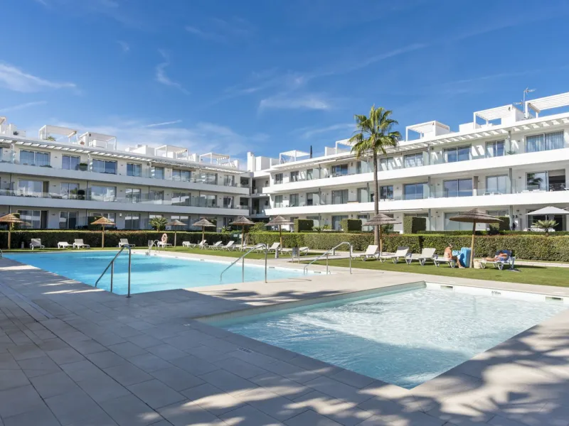 Modern apartment located in an excellent spot on the New Golden Mile, just few steps from all the services. With modern amenities, stylish finishes, and plenty of space, this apartment is perfect for families or as a base on the Costa del Sol.