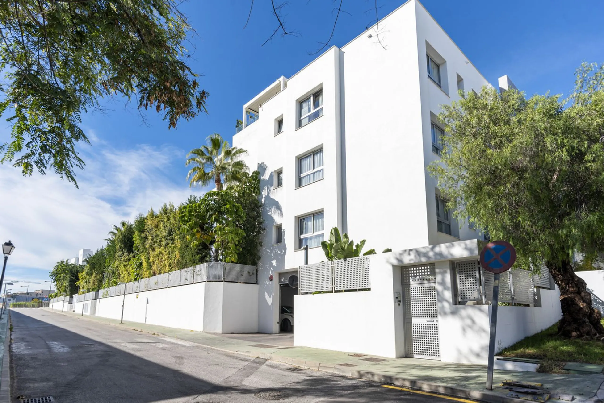 Modern apartment located in an excellent spot on the New Golden Mile, just few steps from all the services. With modern amenities, stylish finishes, and plenty of space, this apartment is perfect for families or as a base on the Costa del Sol.