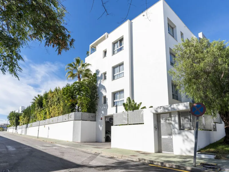 Modern apartment located in an excellent spot on the New Golden Mile, just few steps from all the services. With modern amenities, stylish finishes, and plenty of space, this apartment is perfect for families or as a base on the Costa del Sol.