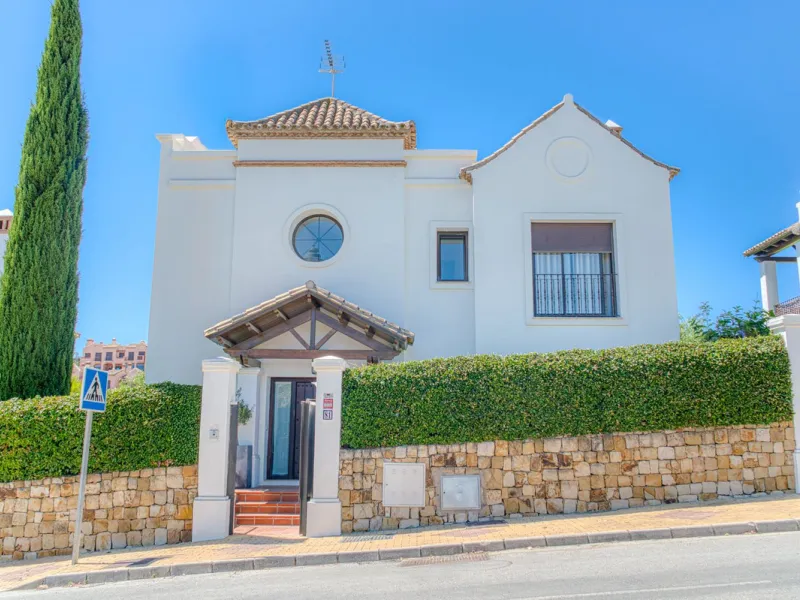 Elegant Three-Bedroom Detached Villa – Frontline Golf, West of Estepona