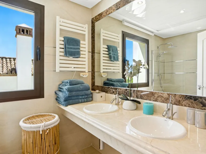 Elegant Three-Bedroom Detached Villa – Frontline Golf, West of Estepona