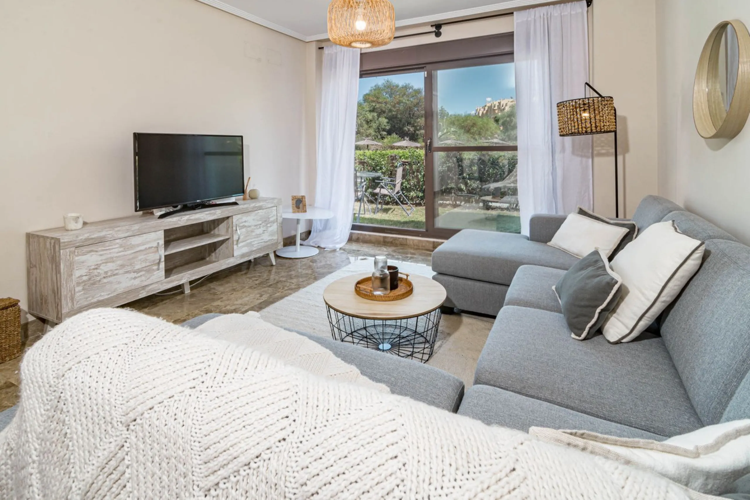 Apartment - Ground Floor Apartment в продаже в Estepona, Málaga. В доме 2 спален и 2 ванных комнат. Площадь дома 97 м². Площадь участка 66 м²