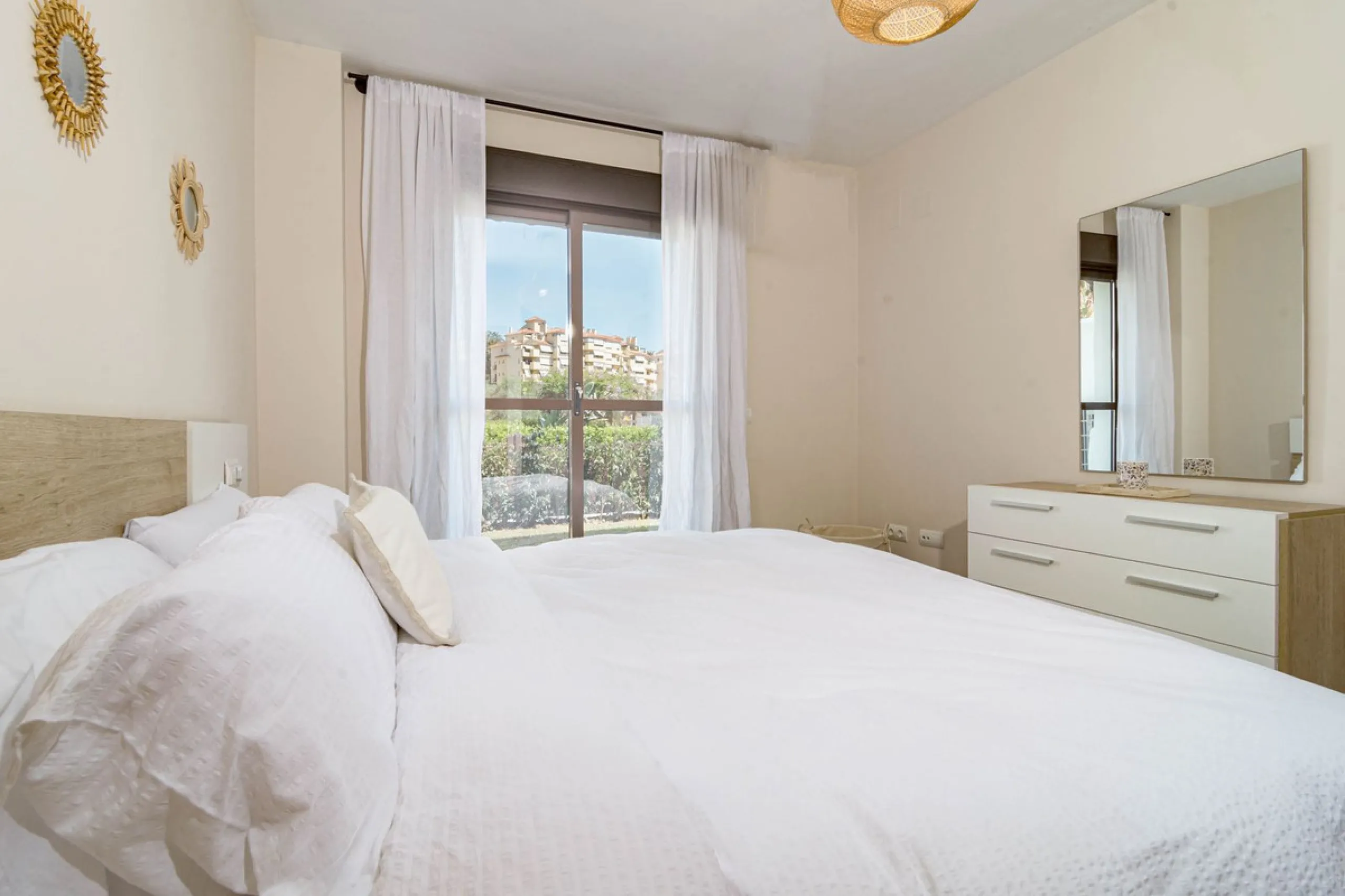 Apartment - Ground Floor Apartment в продаже в Estepona, Málaga. В доме 2 спален и 2 ванных комнат. Площадь дома 97 м². Площадь участка 66 м²
