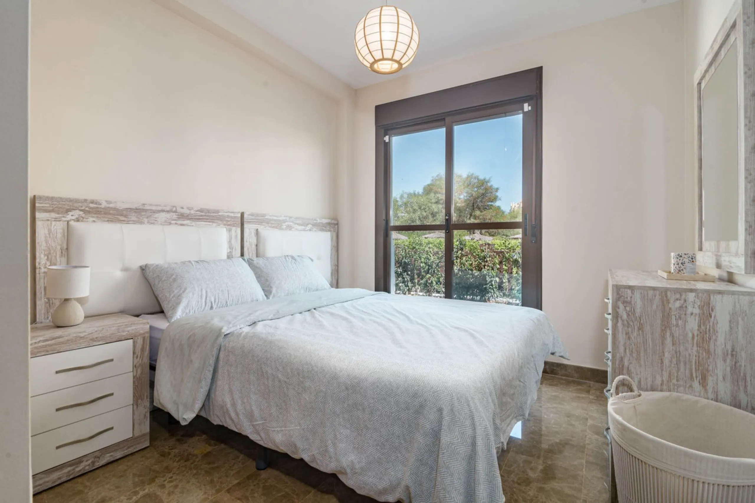 Apartment - Ground Floor Apartment в продаже в Estepona, Málaga. В доме 2 спален и 2 ванных комнат. Площадь дома 97 м². Площадь участка 66 м²