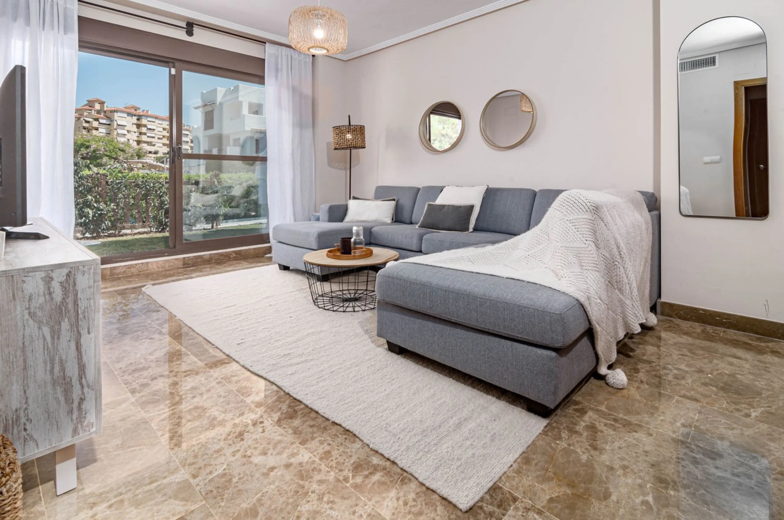 Apartment - Ground Floor Apartment в продаже в Estepona, Málaga. В доме 2 спален и 2 ванных комнат. Площадь дома 97 м². Площадь участка 66 м²