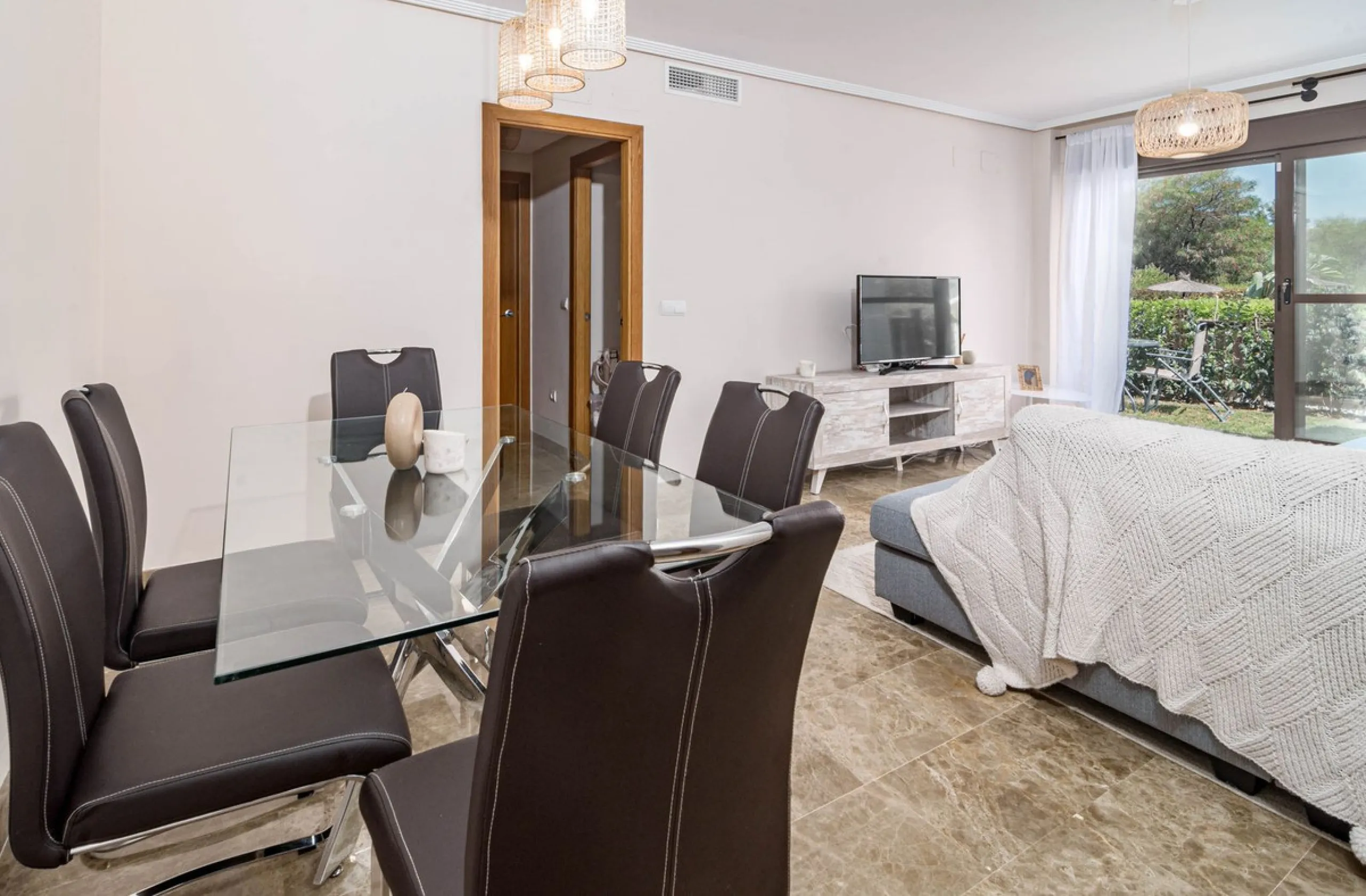 Apartment - Ground Floor Apartment в продаже в Estepona, Málaga. В доме 2 спален и 2 ванных комнат. Площадь дома 97 м². Площадь участка 66 м²