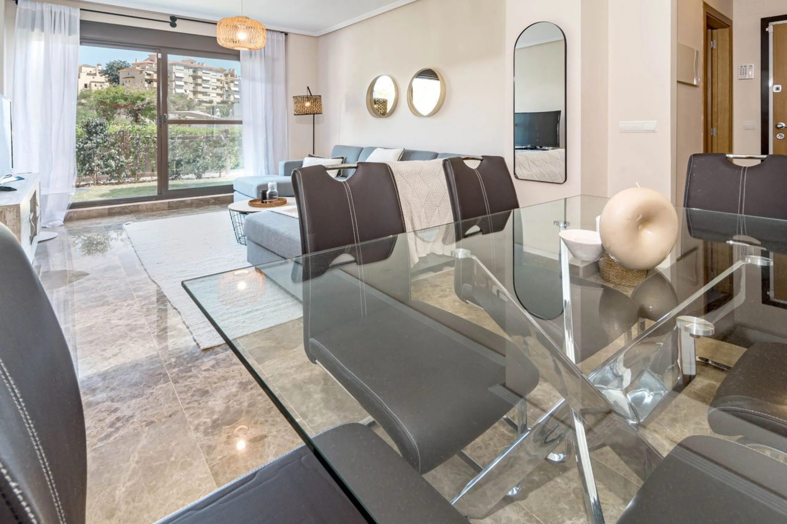 Apartment - Ground Floor Apartment в продаже в Estepona, Málaga. В доме 2 спален и 2 ванных комнат. Площадь дома 97 м². Площадь участка 66 м²