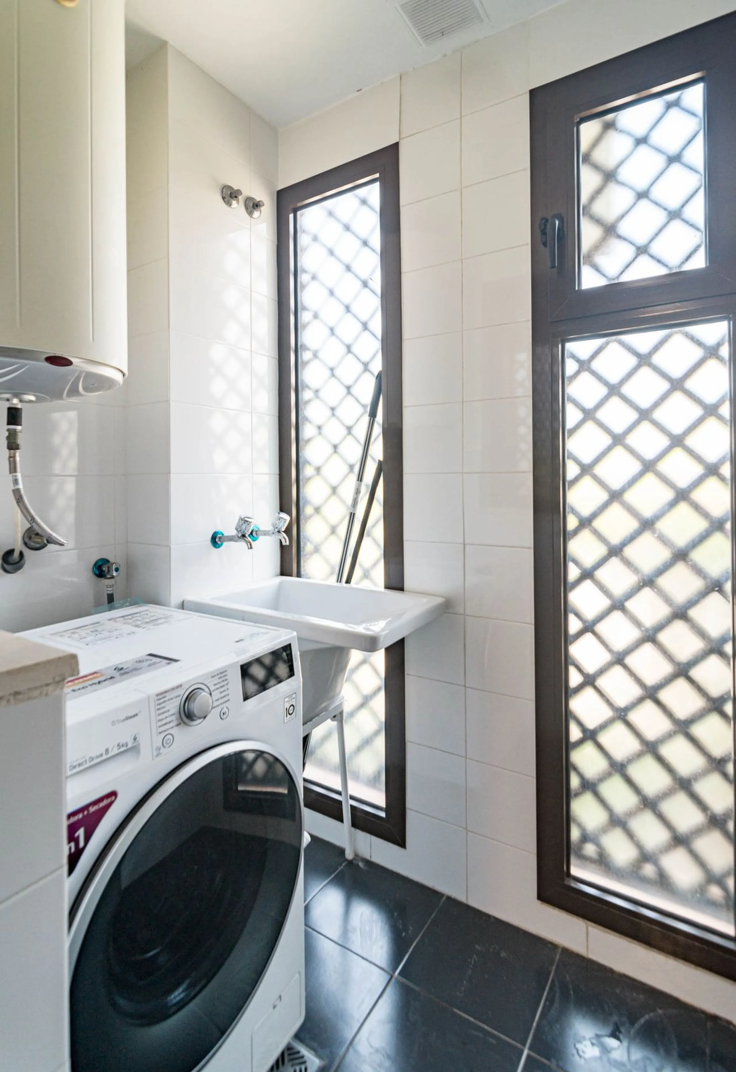 Apartment - Ground Floor Apartment в продаже в Estepona, Málaga. В доме 2 спален и 2 ванных комнат. Площадь дома 97 м². Площадь участка 66 м²