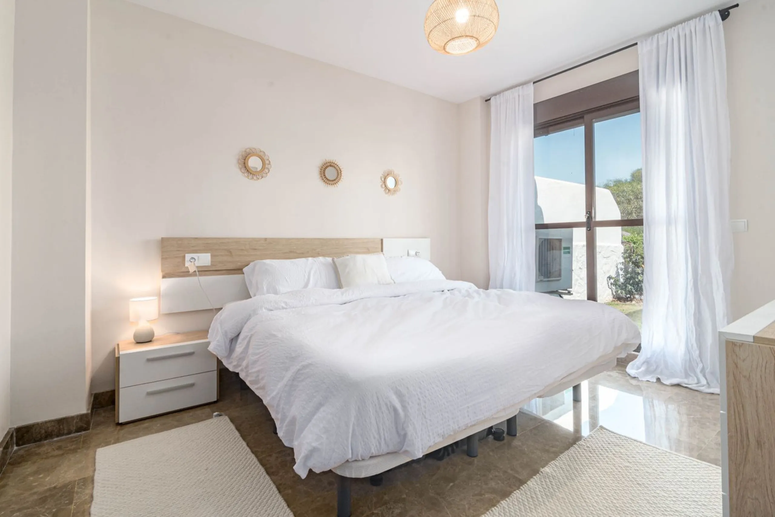 Apartment - Ground Floor Apartment в продаже в Estepona, Málaga. В доме 2 спален и 2 ванных комнат. Площадь дома 97 м². Площадь участка 66 м²