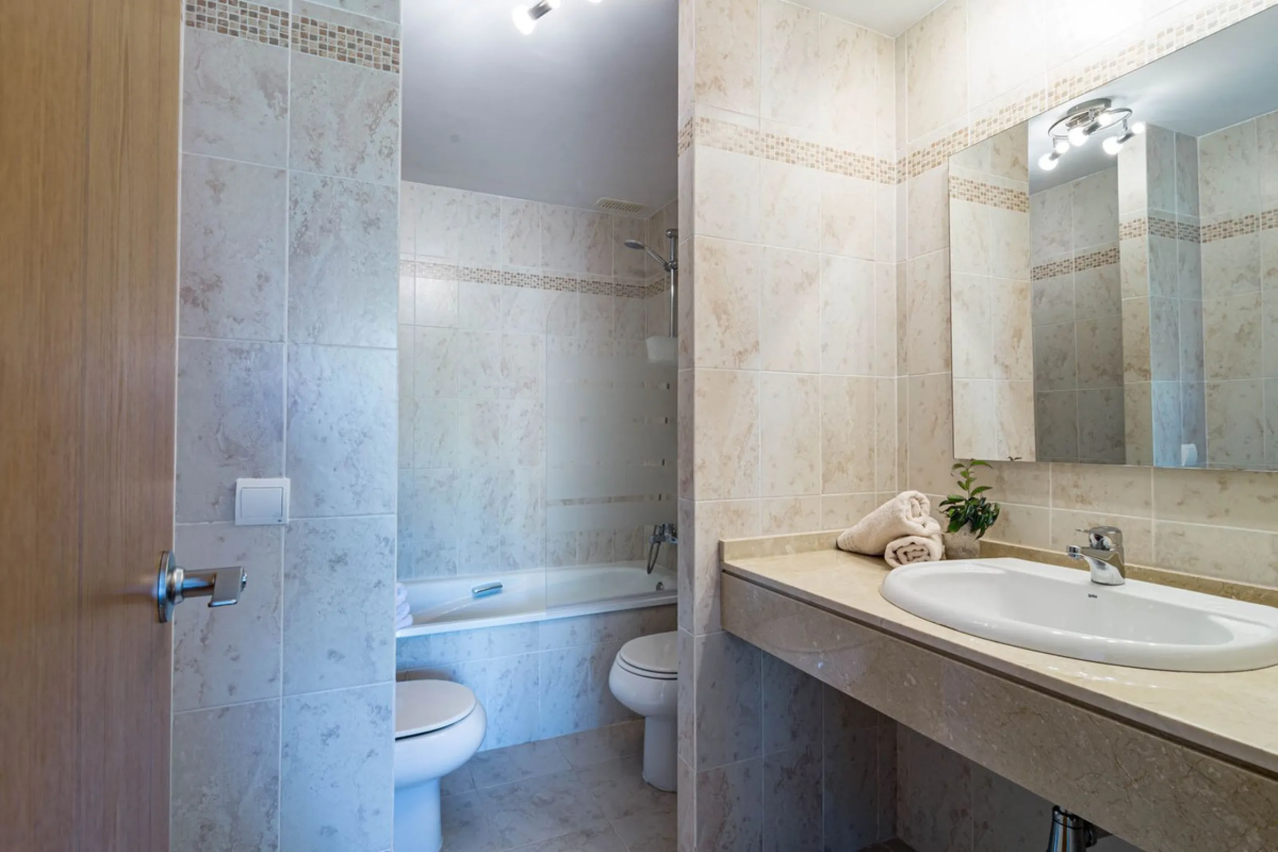 Apartment - Ground Floor Apartment в продаже в Estepona, Málaga. В доме 2 спален и 2 ванных комнат. Площадь дома 97 м². Площадь участка 66 м²