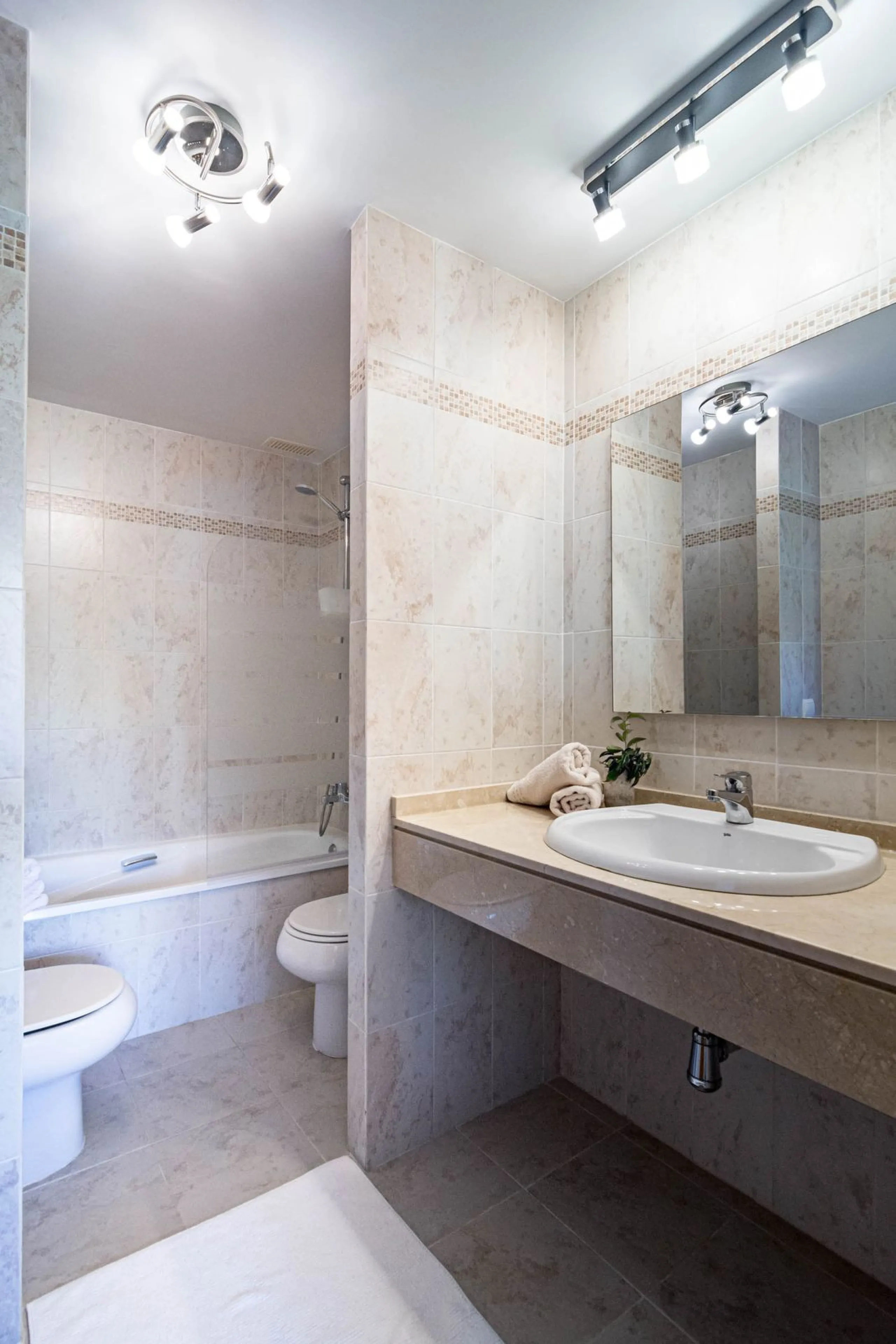 Apartment - Ground Floor Apartment в продаже в Estepona, Málaga. В доме 2 спален и 2 ванных комнат. Площадь дома 97 м². Площадь участка 66 м²