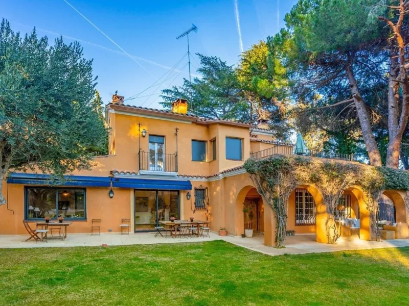 Exclusive Manor-Style Villa with Garden and Pool in the Province of Barcelona.