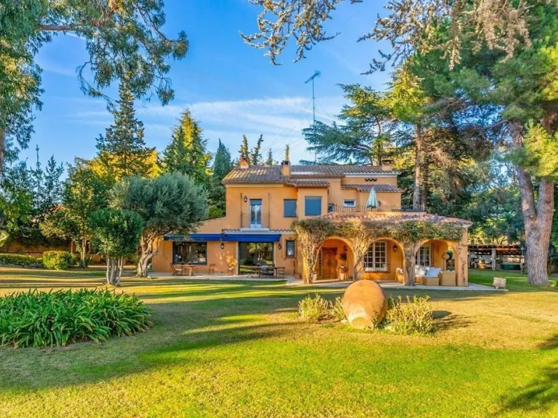 Exclusive Manor-Style Villa with Garden and Pool in the Province of Barcelona.
