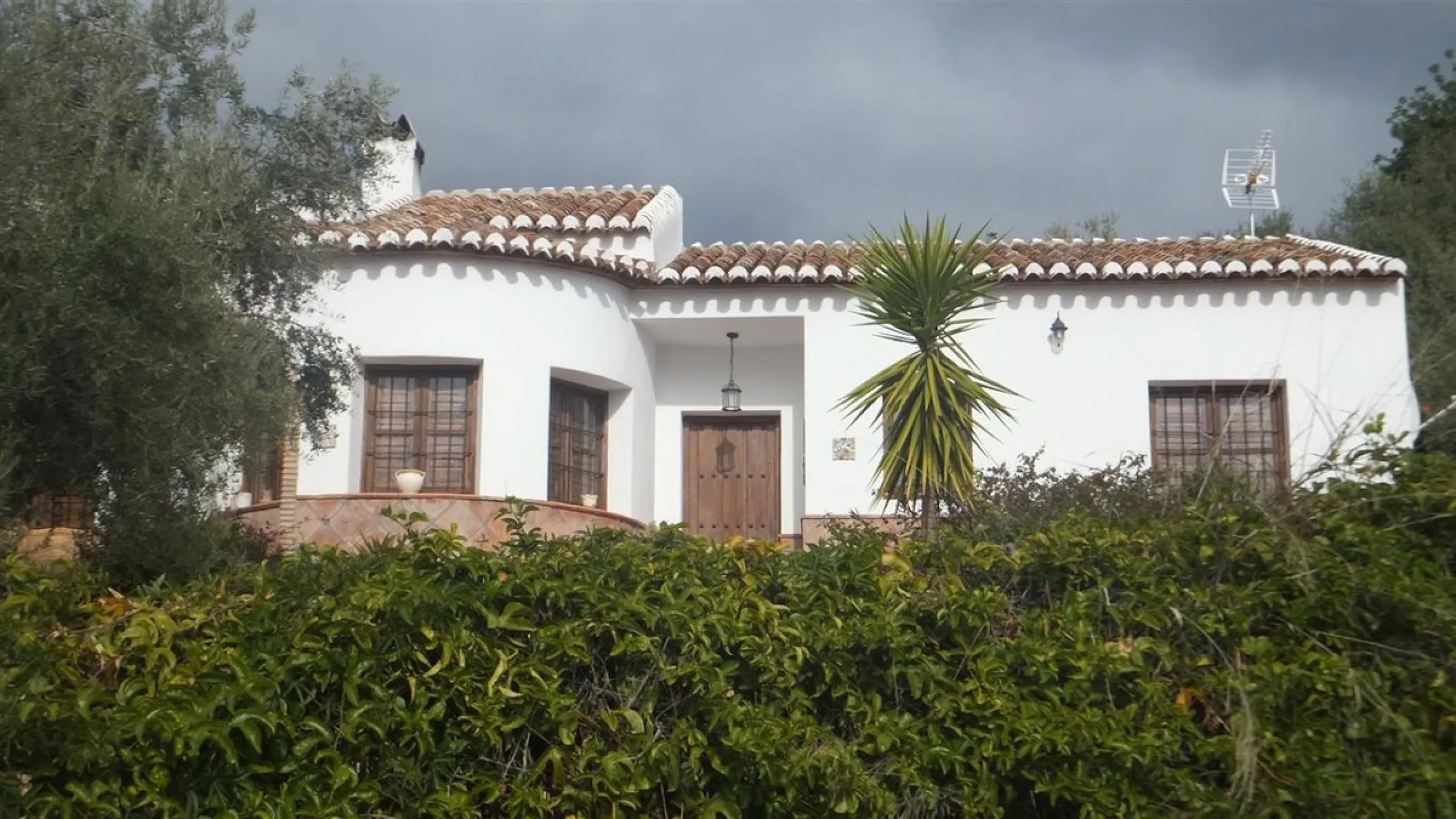 Nestled in the serene countryside of Periana, this beautifully presented detached villa offers the perfect blend of comfort, privacy, and breathtaking scenery. Boasting 3 double bedrooms and 2 bathrooms, this home is ideal for those seeking peaceful count
