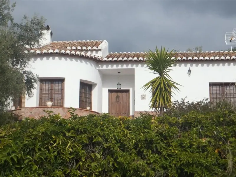 Nestled in the serene countryside of Periana, this beautifully presented detached villa offers the perfect blend of comfort, privacy, and breathtaking scenery. Boasting 3 double bedrooms and 2 bathrooms, this home is ideal for those seeking peaceful count