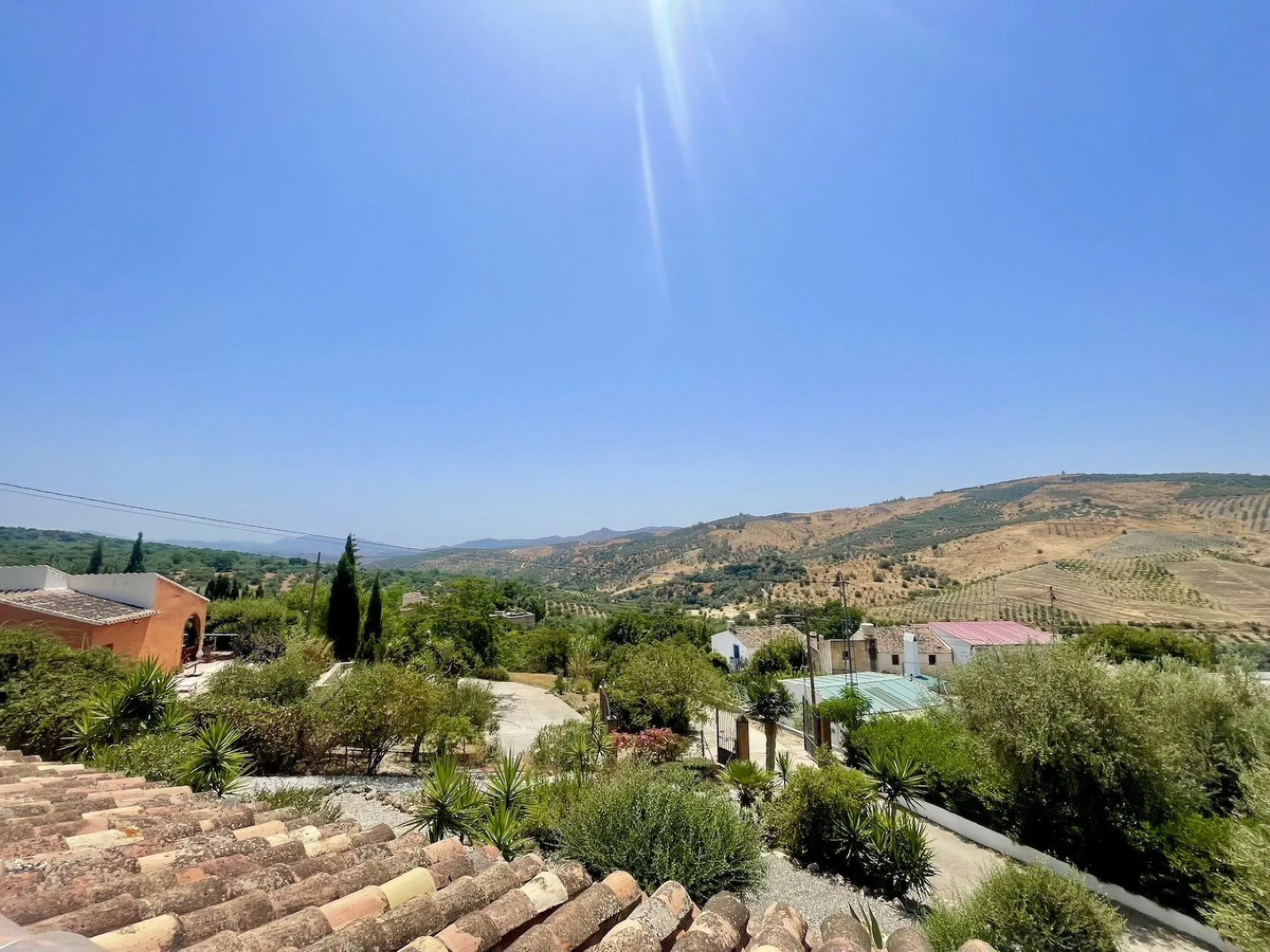 Nestled in the serene countryside of Periana, this beautifully presented detached villa offers the perfect blend of comfort, privacy, and breathtaking scenery. Boasting 3 double bedrooms and 2 bathrooms, this home is ideal for those seeking peaceful count
