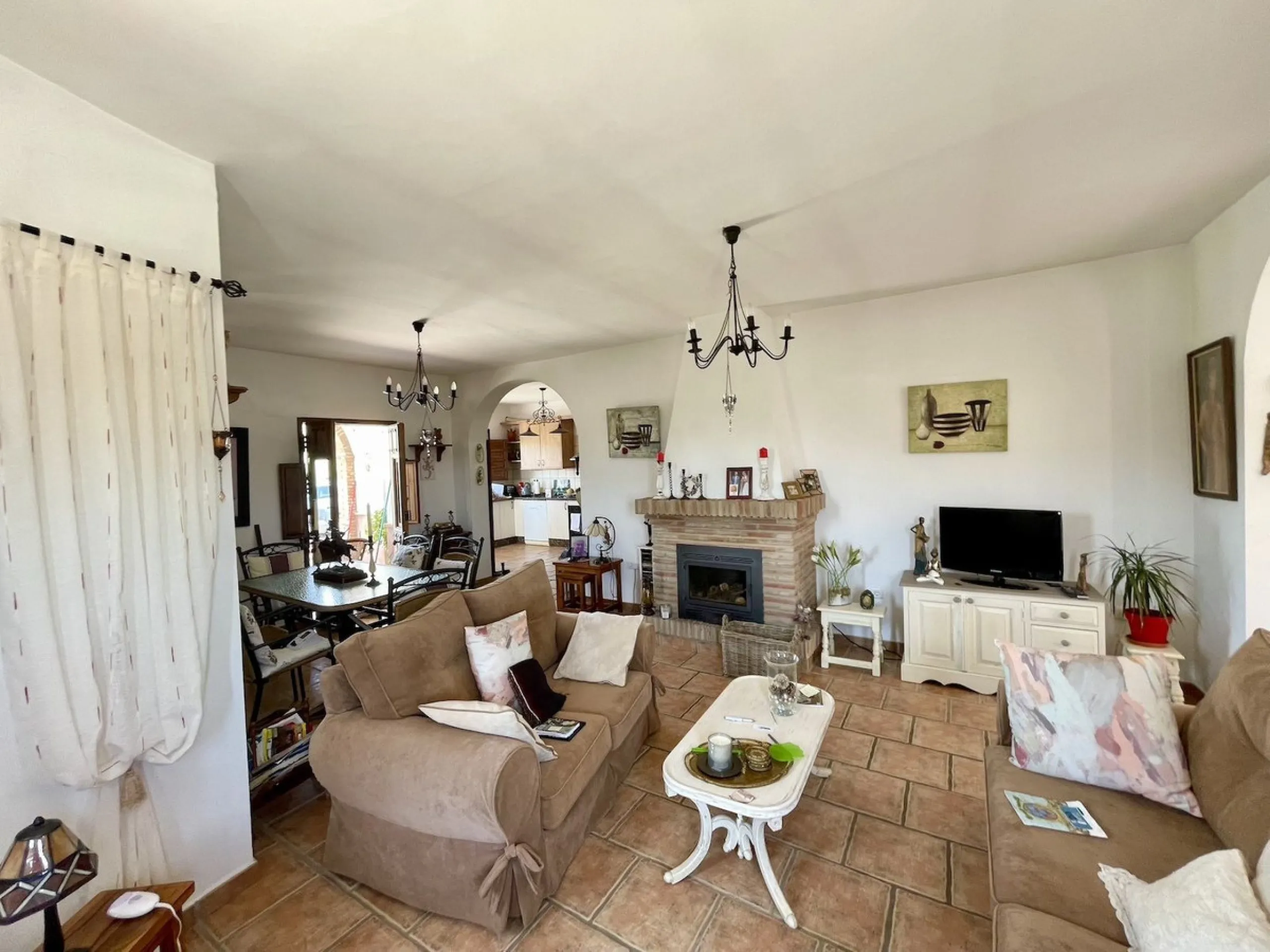 Nestled in the serene countryside of Periana, this beautifully presented detached villa offers the perfect blend of comfort, privacy, and breathtaking scenery. Boasting 3 double bedrooms and 2 bathrooms, this home is ideal for those seeking peaceful count