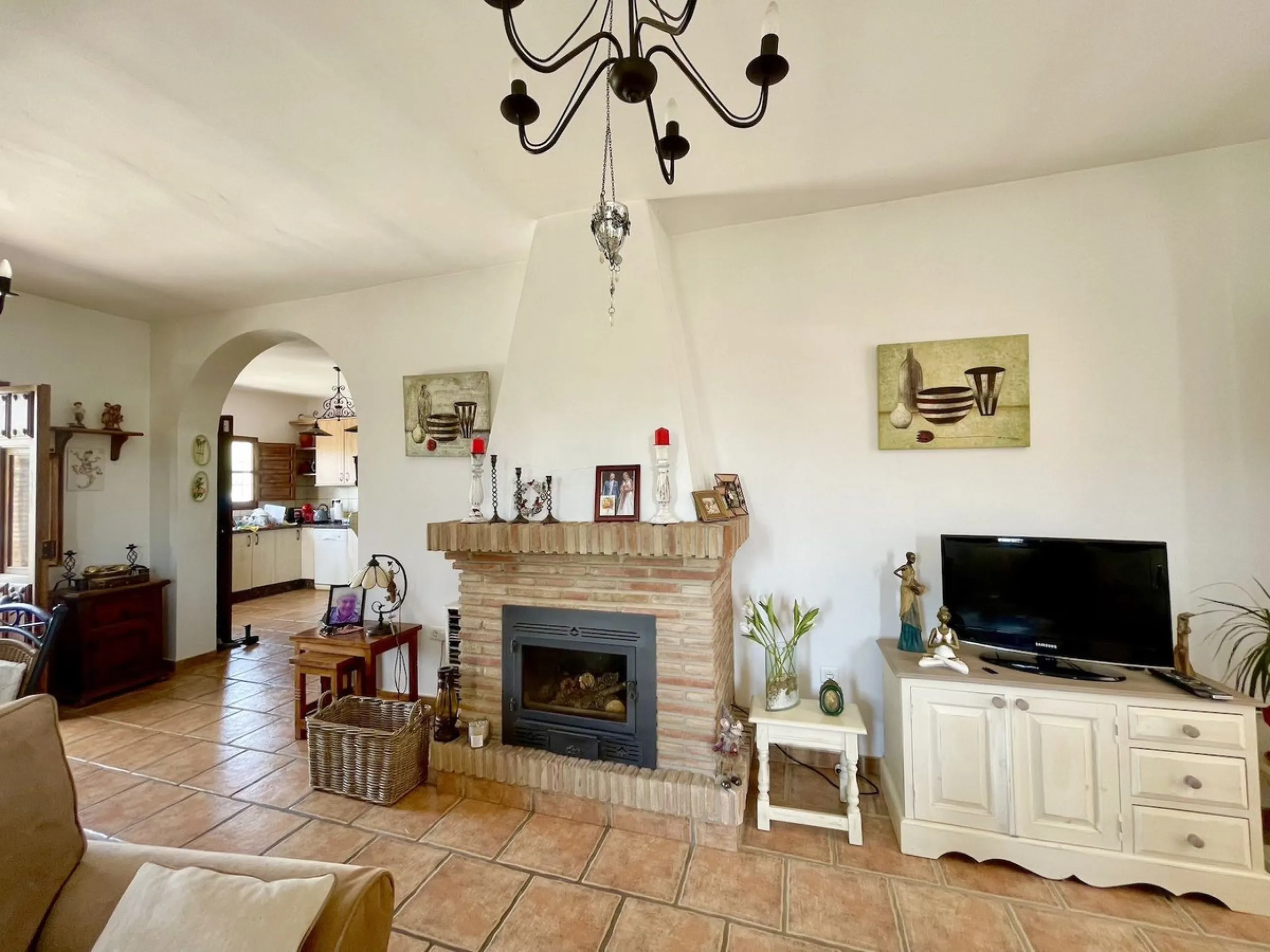 Nestled in the serene countryside of Periana, this beautifully presented detached villa offers the perfect blend of comfort, privacy, and breathtaking scenery. Boasting 3 double bedrooms and 2 bathrooms, this home is ideal for those seeking peaceful count