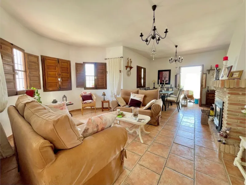 Nestled in the serene countryside of Periana, this beautifully presented detached villa offers the perfect blend of comfort, privacy, and breathtaking scenery. Boasting 3 double bedrooms and 2 bathrooms, this home is ideal for those seeking peaceful count
