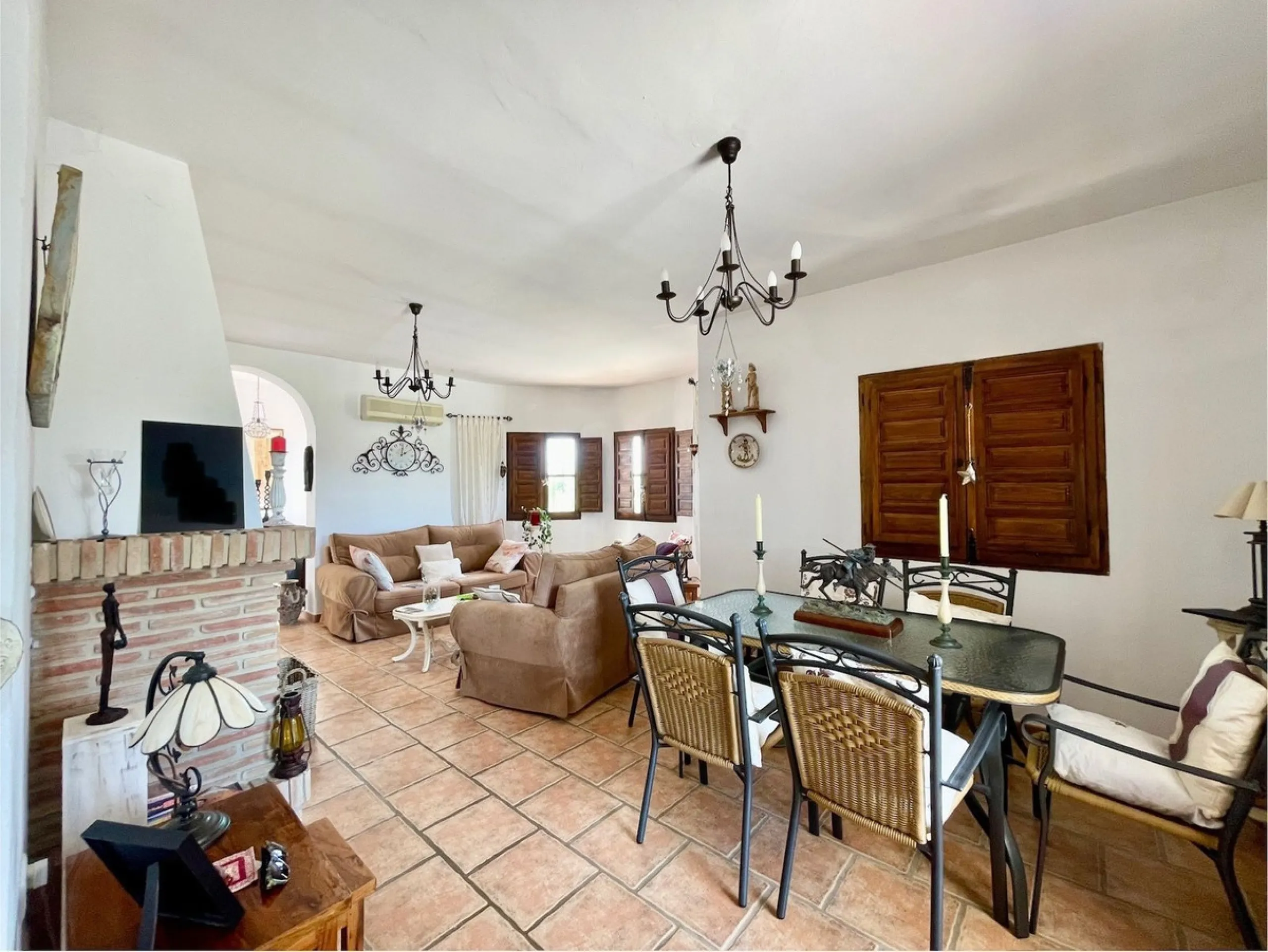 Nestled in the serene countryside of Periana, this beautifully presented detached villa offers the perfect blend of comfort, privacy, and breathtaking scenery. Boasting 3 double bedrooms and 2 bathrooms, this home is ideal for those seeking peaceful count