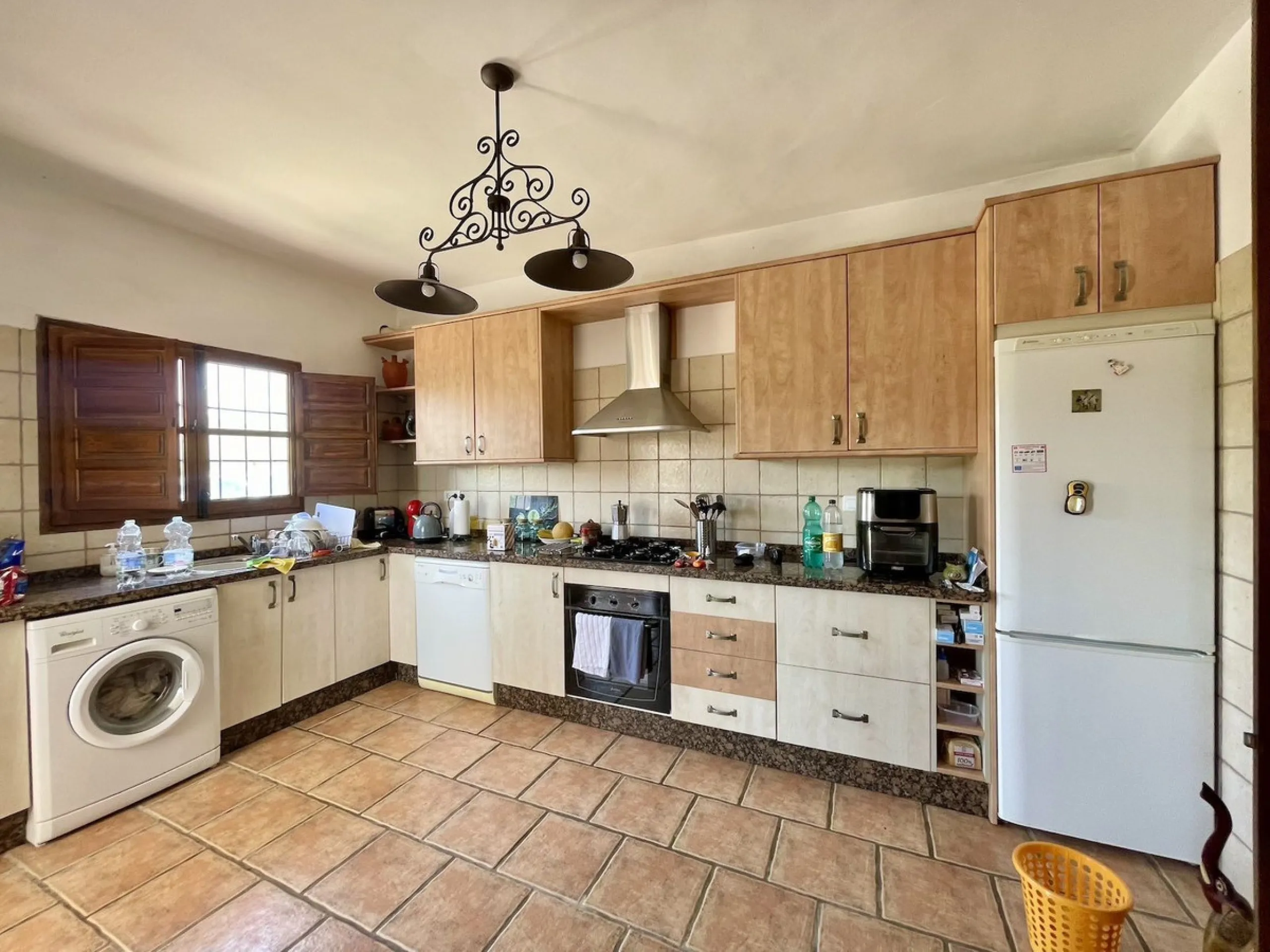 Nestled in the serene countryside of Periana, this beautifully presented detached villa offers the perfect blend of comfort, privacy, and breathtaking scenery. Boasting 3 double bedrooms and 2 bathrooms, this home is ideal for those seeking peaceful count