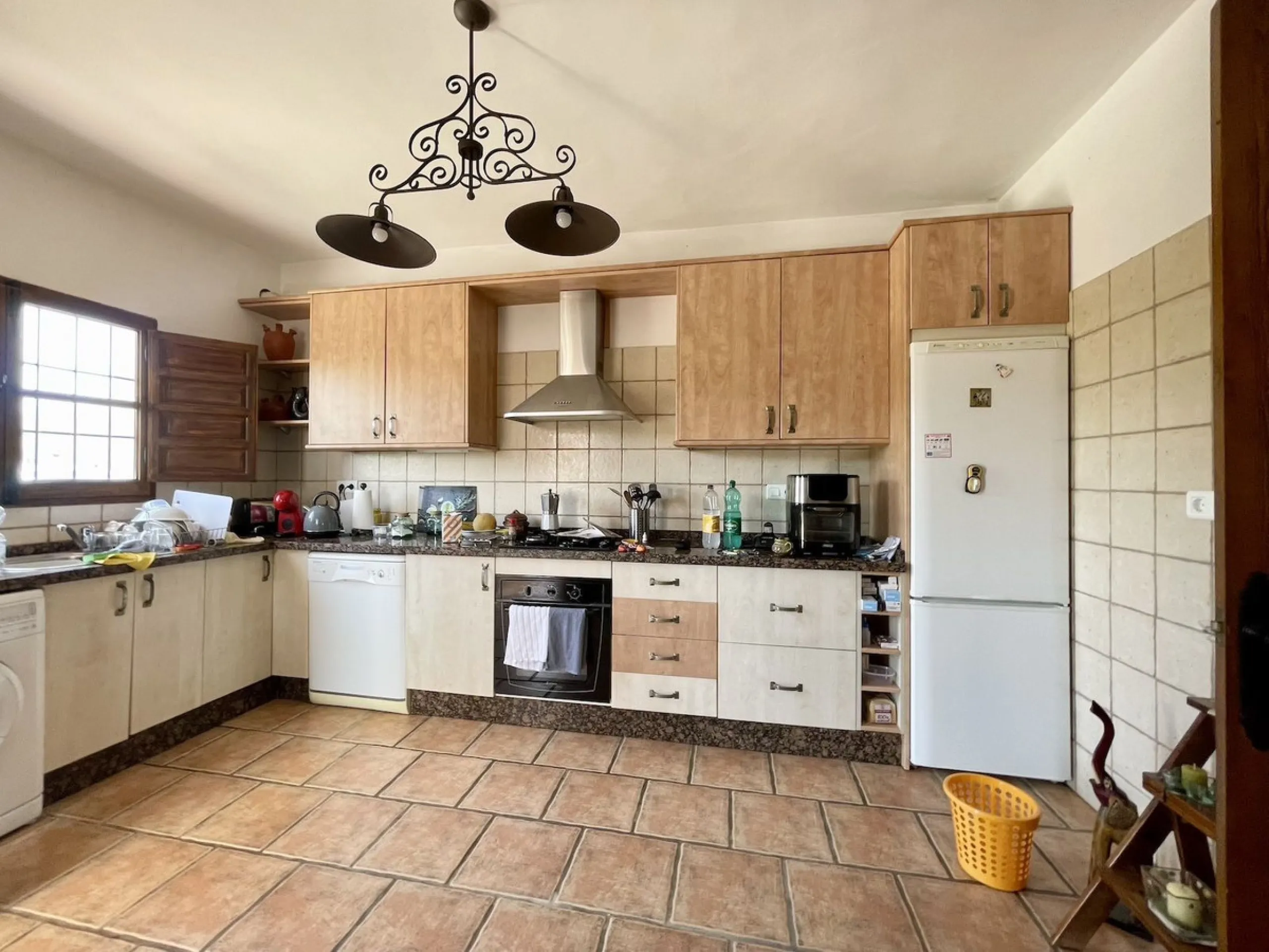 Nestled in the serene countryside of Periana, this beautifully presented detached villa offers the perfect blend of comfort, privacy, and breathtaking scenery. Boasting 3 double bedrooms and 2 bathrooms, this home is ideal for those seeking peaceful count