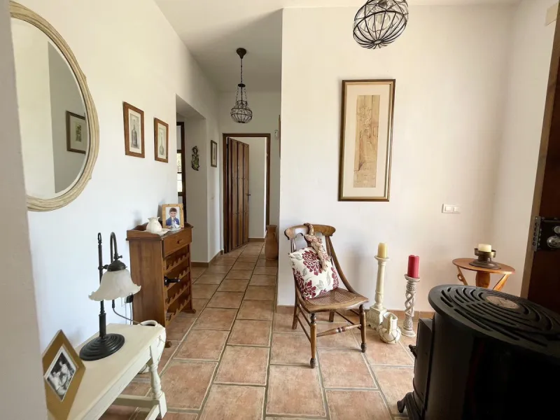 Nestled in the serene countryside of Periana, this beautifully presented detached villa offers the perfect blend of comfort, privacy, and breathtaking scenery. Boasting 3 double bedrooms and 2 bathrooms, this home is ideal for those seeking peaceful count