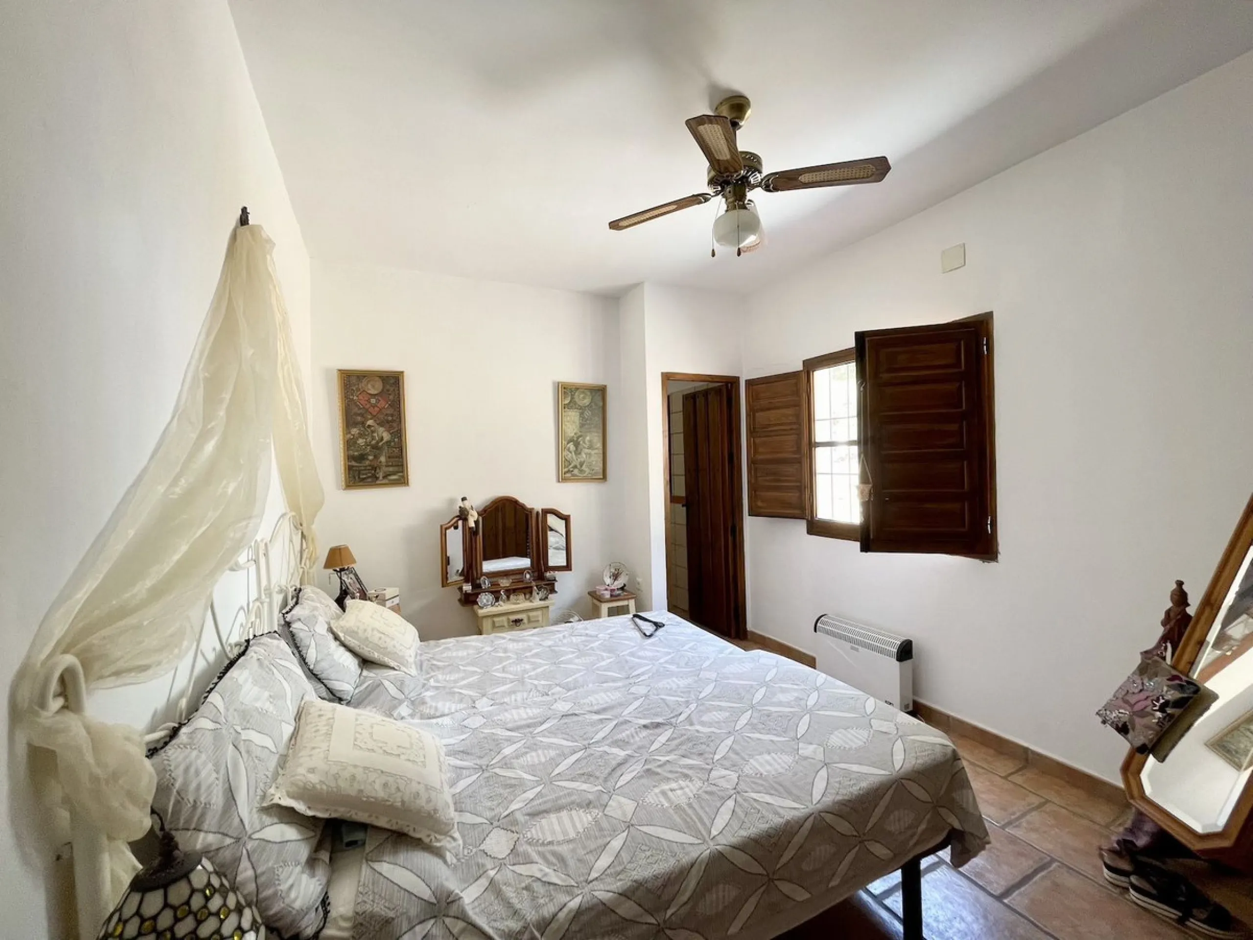 Nestled in the serene countryside of Periana, this beautifully presented detached villa offers the perfect blend of comfort, privacy, and breathtaking scenery. Boasting 3 double bedrooms and 2 bathrooms, this home is ideal for those seeking peaceful count