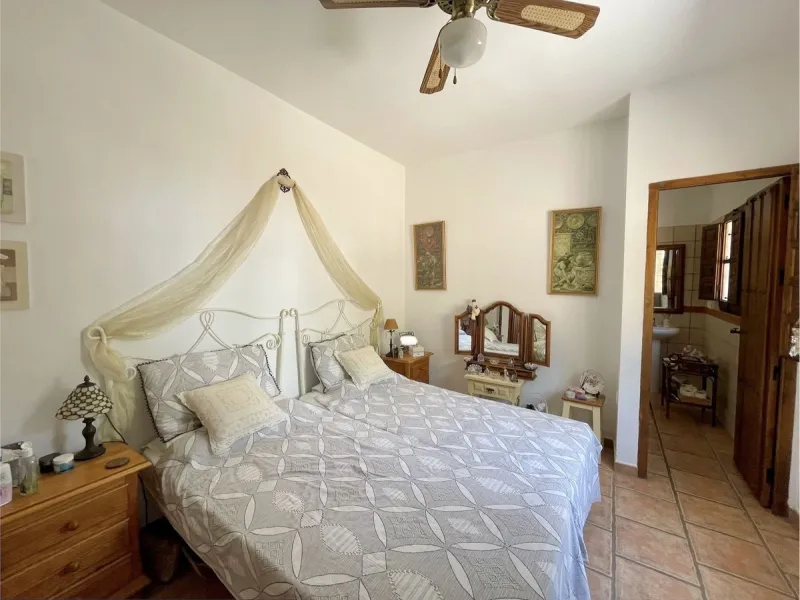 Nestled in the serene countryside of Periana, this beautifully presented detached villa offers the perfect blend of comfort, privacy, and breathtaking scenery. Boasting 3 double bedrooms and 2 bathrooms, this home is ideal for those seeking peaceful count