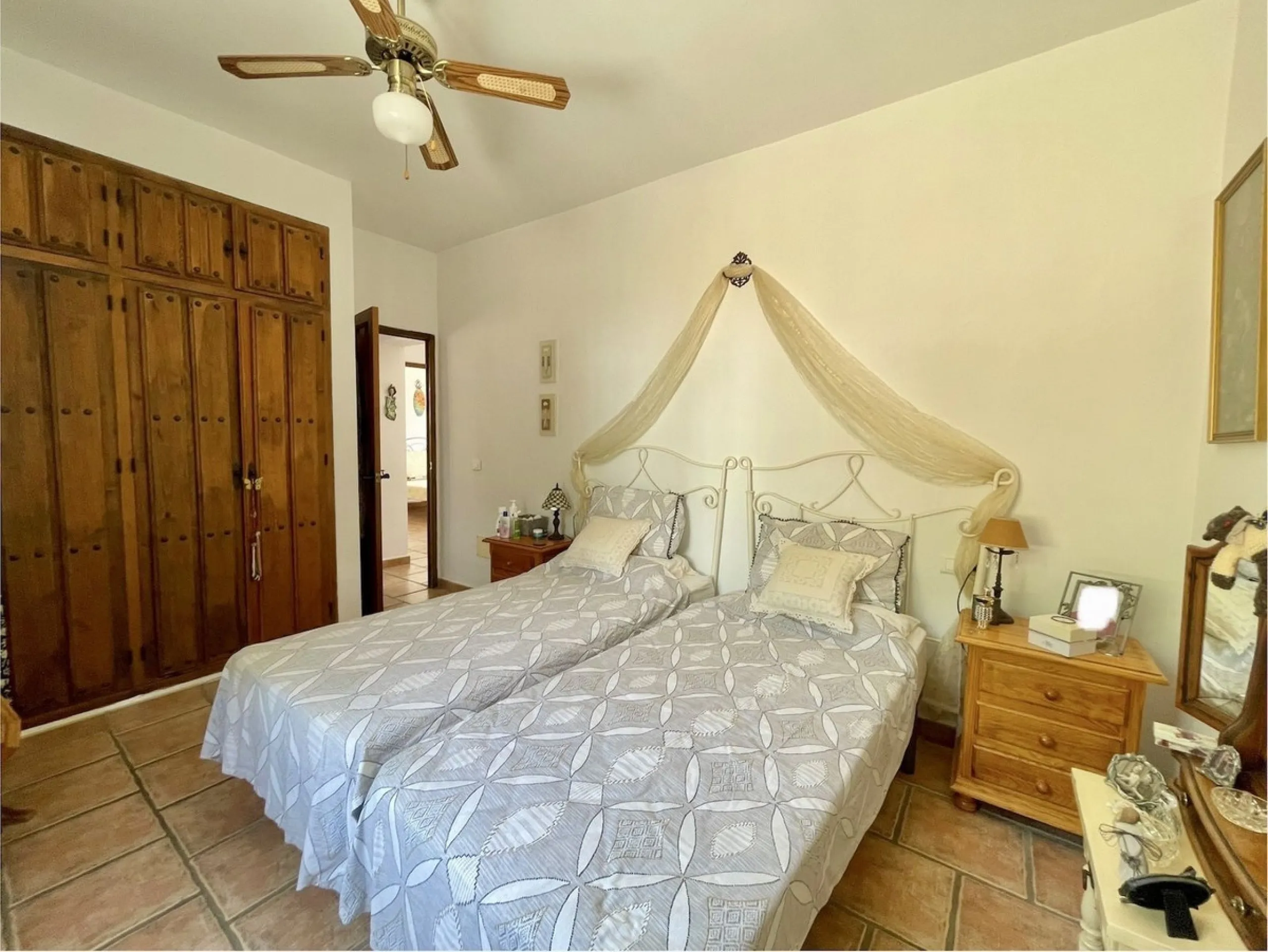 Nestled in the serene countryside of Periana, this beautifully presented detached villa offers the perfect blend of comfort, privacy, and breathtaking scenery. Boasting 3 double bedrooms and 2 bathrooms, this home is ideal for those seeking peaceful count
