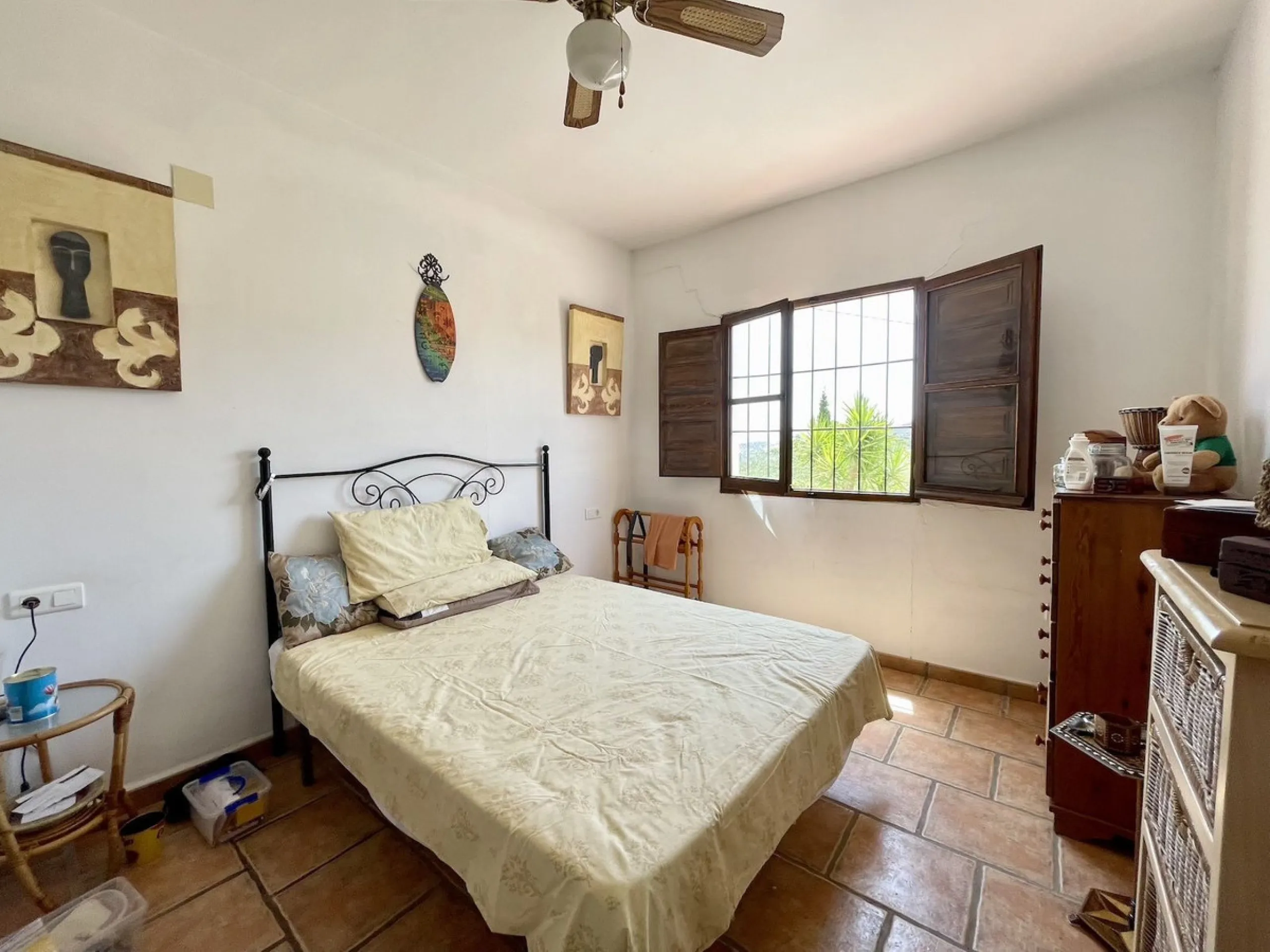 Nestled in the serene countryside of Periana, this beautifully presented detached villa offers the perfect blend of comfort, privacy, and breathtaking scenery. Boasting 3 double bedrooms and 2 bathrooms, this home is ideal for those seeking peaceful count