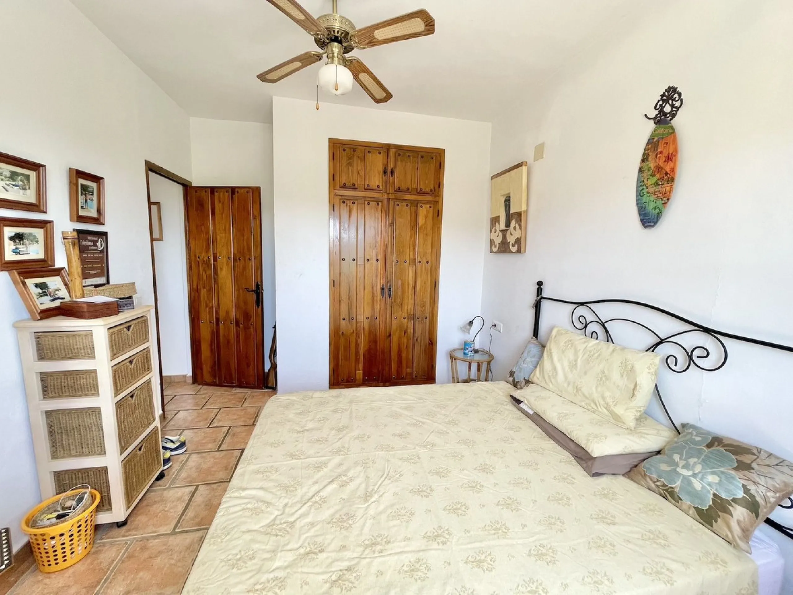 Nestled in the serene countryside of Periana, this beautifully presented detached villa offers the perfect blend of comfort, privacy, and breathtaking scenery. Boasting 3 double bedrooms and 2 bathrooms, this home is ideal for those seeking peaceful count