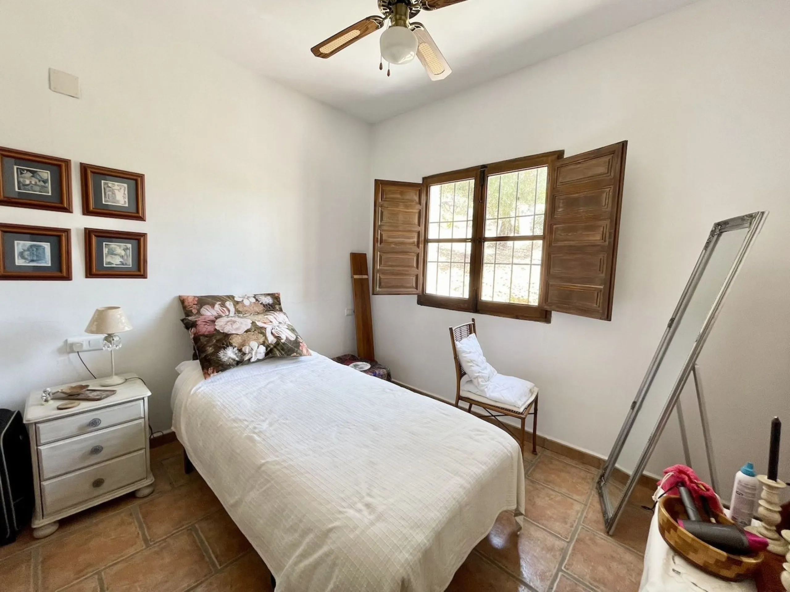 Nestled in the serene countryside of Periana, this beautifully presented detached villa offers the perfect blend of comfort, privacy, and breathtaking scenery. Boasting 3 double bedrooms and 2 bathrooms, this home is ideal for those seeking peaceful count