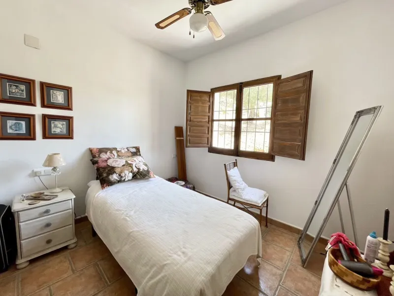 Nestled in the serene countryside of Periana, this beautifully presented detached villa offers the perfect blend of comfort, privacy, and breathtaking scenery. Boasting 3 double bedrooms and 2 bathrooms, this home is ideal for those seeking peaceful count