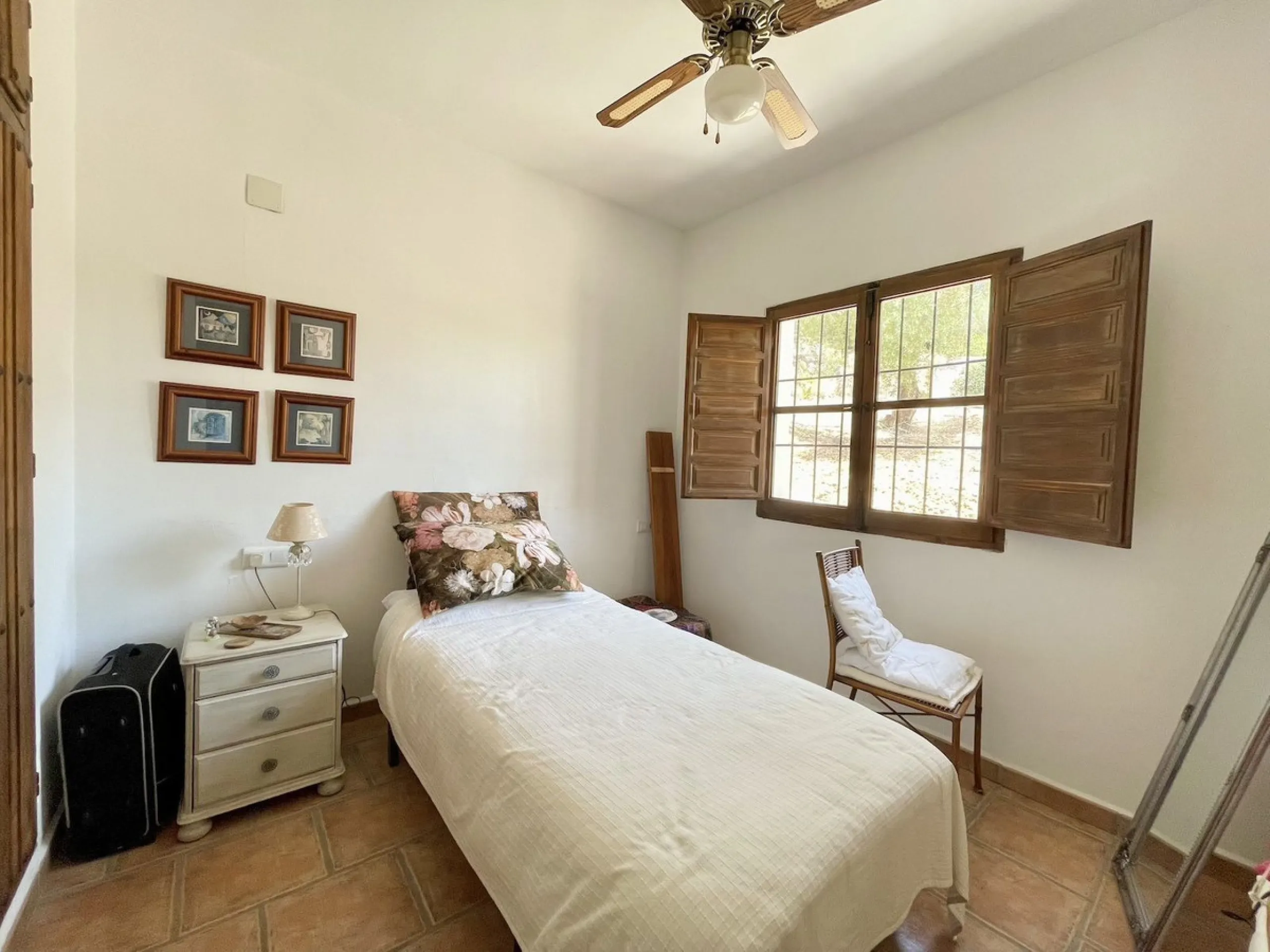 Nestled in the serene countryside of Periana, this beautifully presented detached villa offers the perfect blend of comfort, privacy, and breathtaking scenery. Boasting 3 double bedrooms and 2 bathrooms, this home is ideal for those seeking peaceful count