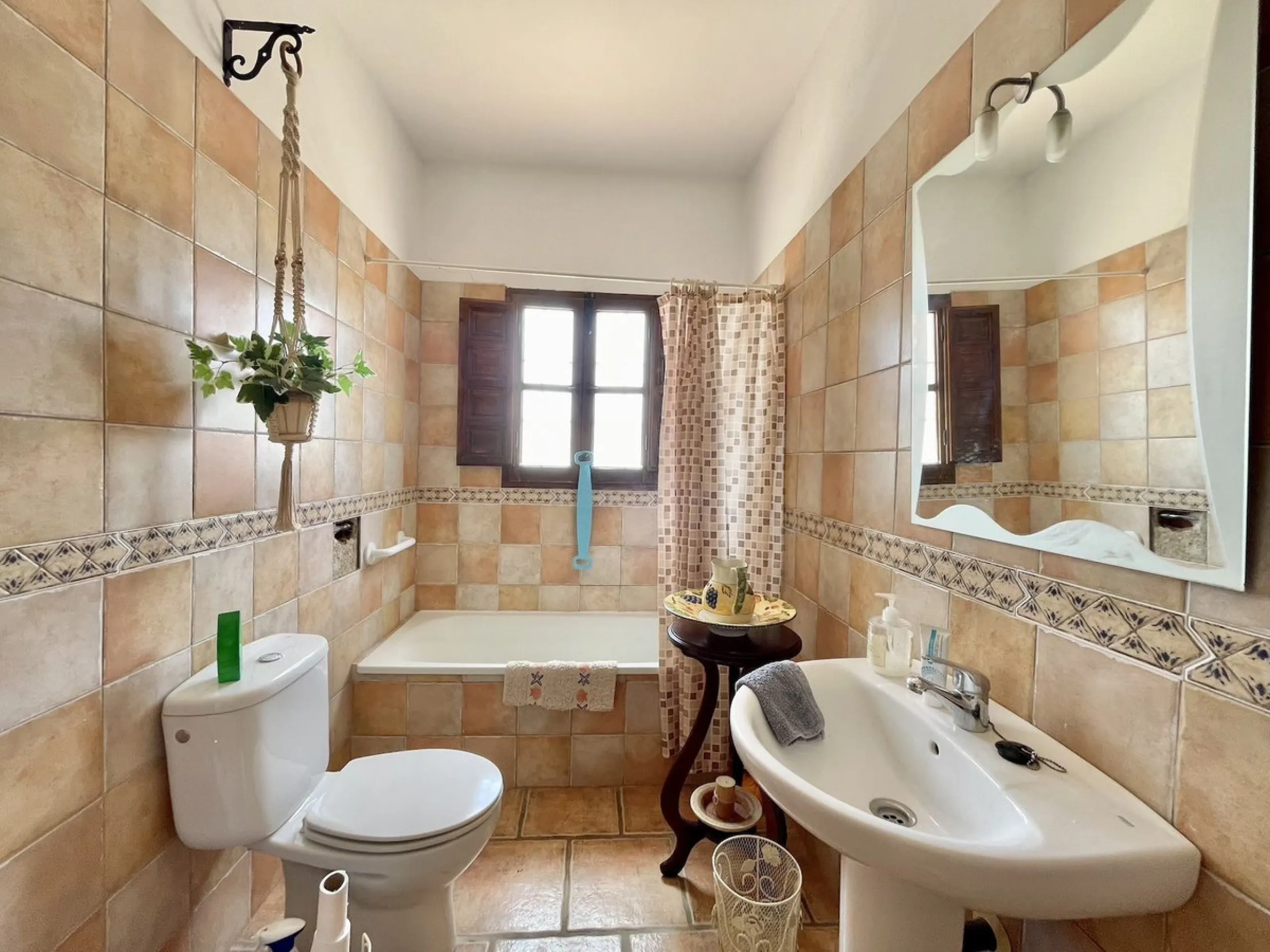 Nestled in the serene countryside of Periana, this beautifully presented detached villa offers the perfect blend of comfort, privacy, and breathtaking scenery. Boasting 3 double bedrooms and 2 bathrooms, this home is ideal for those seeking peaceful count