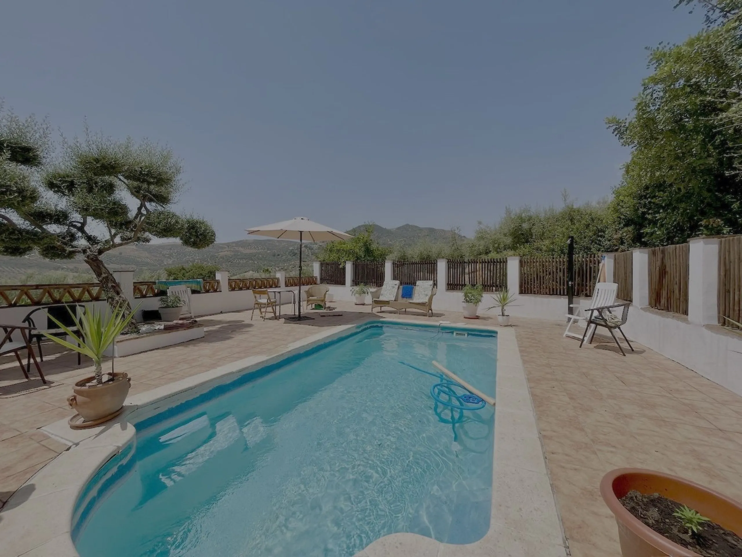 Nestled in the serene countryside of Periana, this beautifully presented detached villa offers the perfect blend of comfort, privacy, and breathtaking scenery. Boasting 3 double bedrooms and 2 bathrooms, this home is ideal for those seeking peaceful count